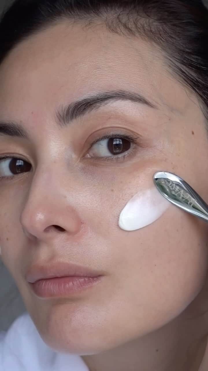 ペオニー・リムのインスタグラム：「ad. Washing the day off my face and applying my skincare is one of my favourite parts of each day. A moment of mindful selfcare. A moment to plan for a good day tomorrow, on your skin and beyond. I have been loving using a routine from @reviveskincare. My favourite products are the Peau Magnifique Serum and Eye Concentrate. They give me a moment of pure luxury and smoothing and hydrating. I can really see a difference in the texture and health of my skin after using them. There are instant and enduring results.  Products in order of use…  Gel Cleanser, Enzyme Essence, Peau Magnifique Serum, Hydrogel Serum, Peau Magnifique Eye Concentrate, and Intensité Crème Lustre Night Cream  #reviveskincare #peaumagnifique #peonylimbeauty」