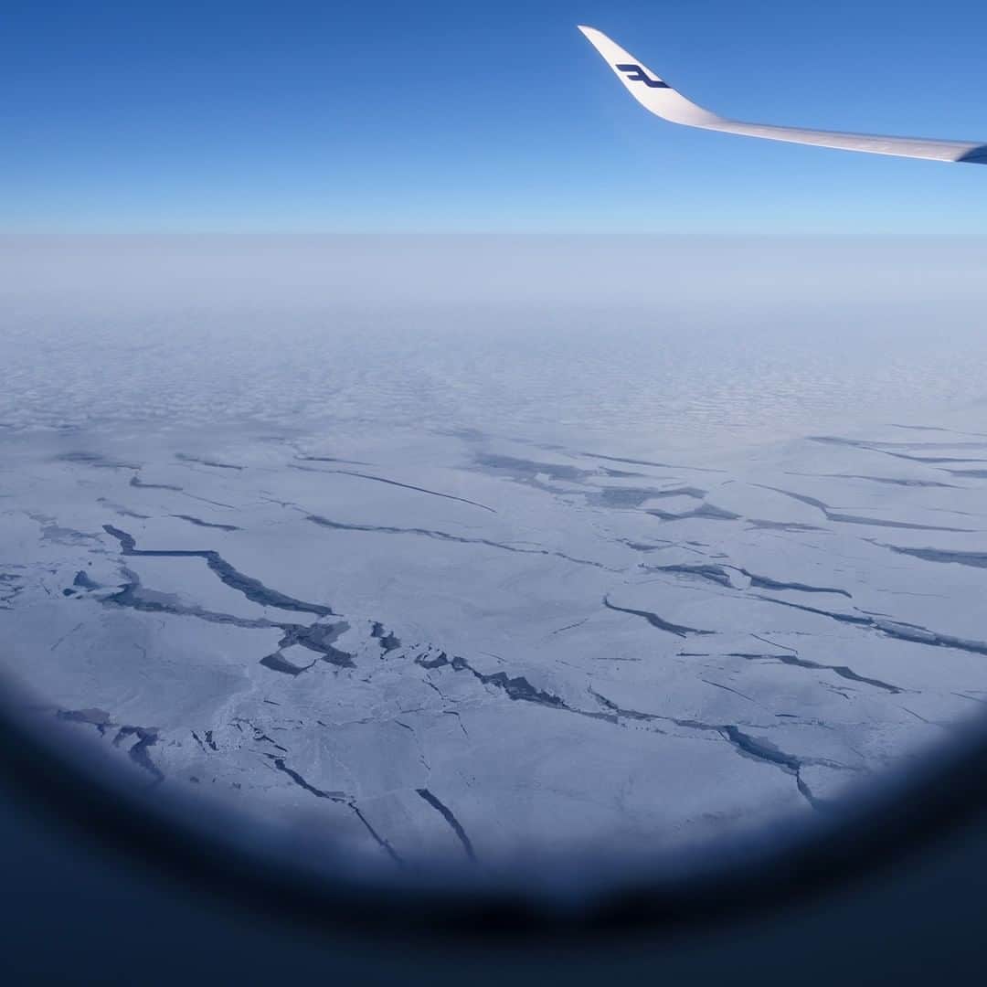 KAGAYAのインスタグラム：「北極圏航路を飛ぶ。 1, 北極海の海氷。 2, 北極点付近通過。 3, オーロラ帯を横切る。 4, 薄明の空に地球影。 （先日撮影）」