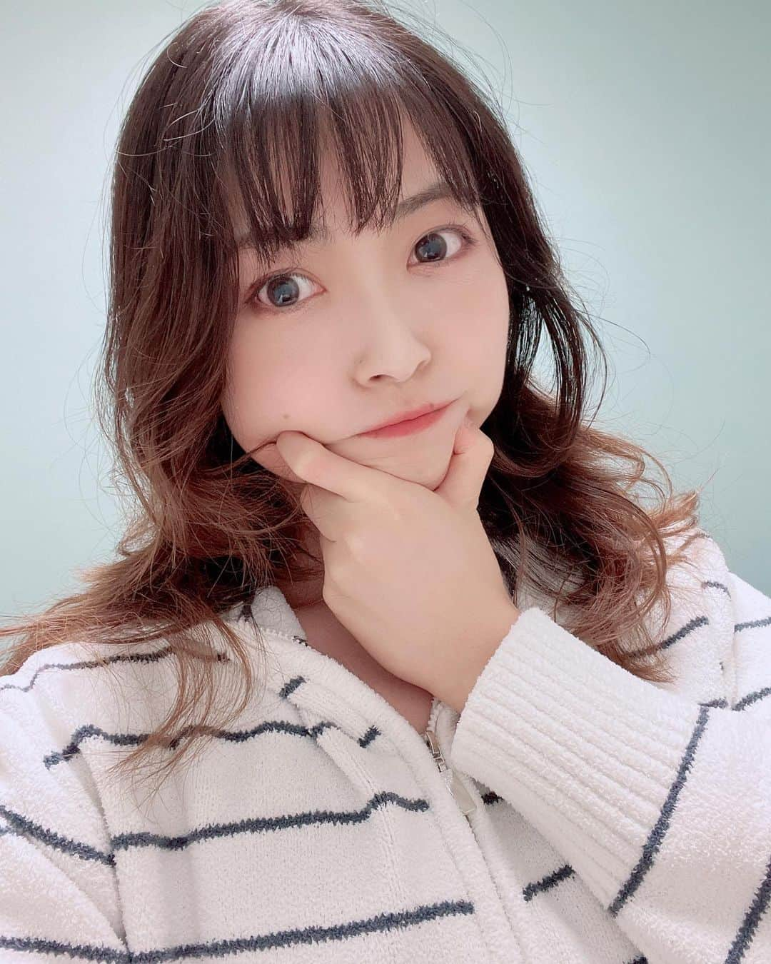 吉岡茉祐のインスタグラム：「#吉岡さんち 次は誕生日当日の11/7に配信！  #吉岡自撮り頑張るってよ  #吉岡インスタ頑張るってよ」