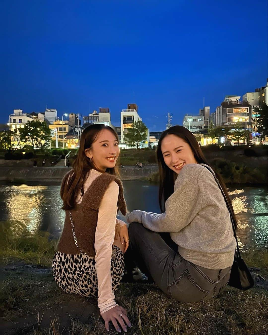 大野真昂さんのインスタグラム写真 - (大野真昂Instagram)「初 京都‼︎🍁  食べて歩いて食べて、、の旅。  八坂神社で縁結びと美容水あびて完璧☺️⛩️ お参りの時に名前と住所の部屋番号まで言う人初めて見た。笑  帰りに鴨川でまったり、楽しかったな〜🫶🏻🫧  #京都旅行 #祇園 #祇園四条 #八坂神社 #縁結び #美容水 #京都食べ歩き #京都グルメ #京都スイーツ #ぎをん小森」10月24日 21時56分 - 316_mako