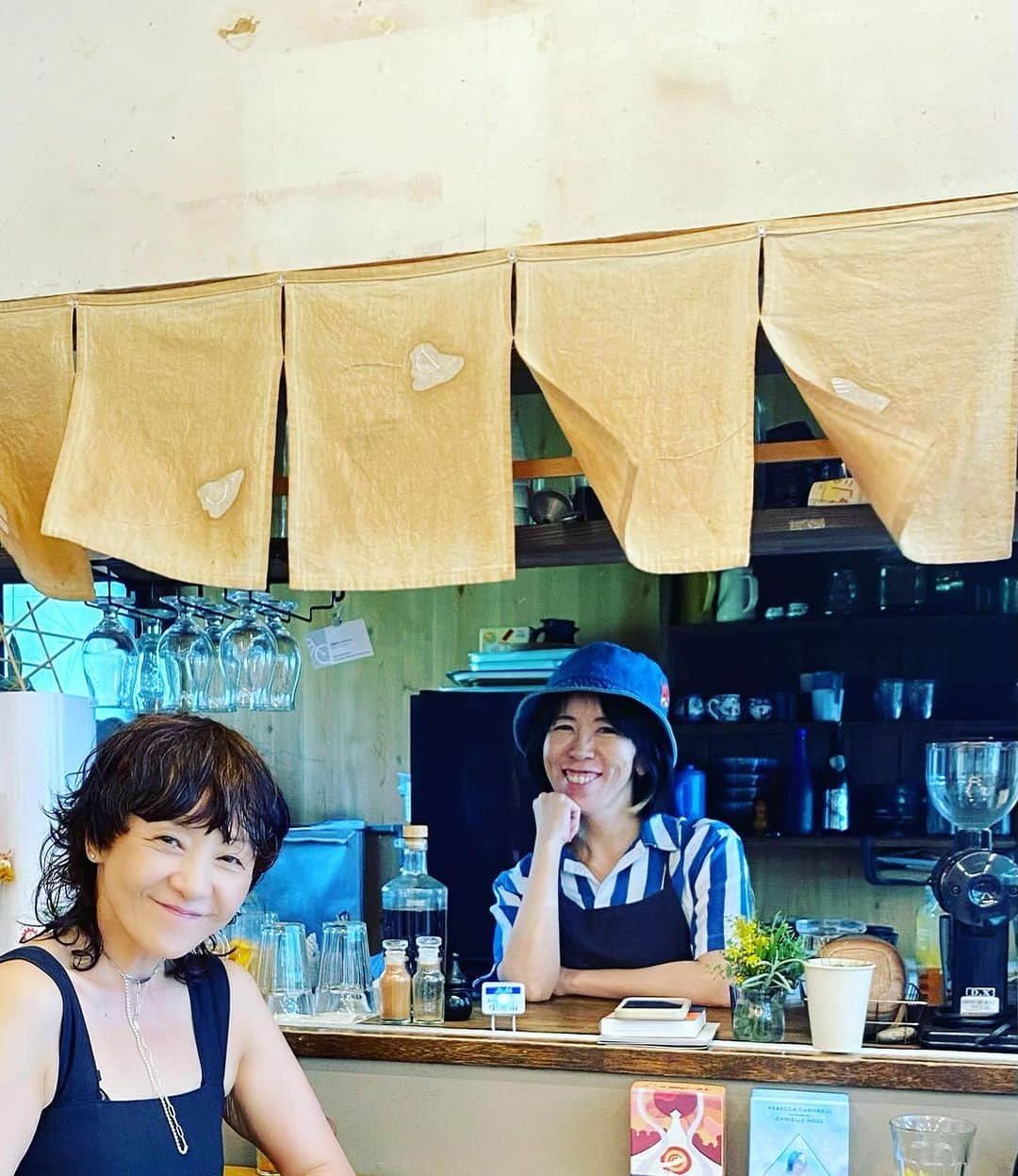 YUKI TAKESHIMAさんのインスタグラム写真 - (YUKI TAKESHIMAInstagram)「8月長野県の木崎湖キャンプ場で @snowmarche 第二弾@sauna_stand_kokage に @bisou_yukitakeshima も参加させて頂きました✨🌈主催者のスタッフ @pacopeace さんと　@kazukovalentine ちゃんが偶然繋がっていてこれだけではなく　@msmtana さんご夫妻まで🔥ご縁頂きました🫶 こんな気がいい長野県大町にある　@y_shop_nishi は、 老若男女が集まる今宵の場。しかも、オーガニックにこだわるワインやクラフトビールまで一般的なコンビニではなく食堂でもあります❤️ こんなYショップとご縁あり 10/28&29 メイクレッスンと　@mituroumee メエさんのミツロウクリーム　WSあります💕 しかも、talk&food付き⚡️🤗 まだ、若干お席あるそうですのでご検討ください  https://instagram.com/y_shop_nishi?igshid=MzRlODBiNWFlZA== か @y_shop_nishi  まで、予約状況お問い合わせ下さい🫡  #enhanceaday #bisou  #大町 #木崎湖」10月24日 21時56分 - yukimake