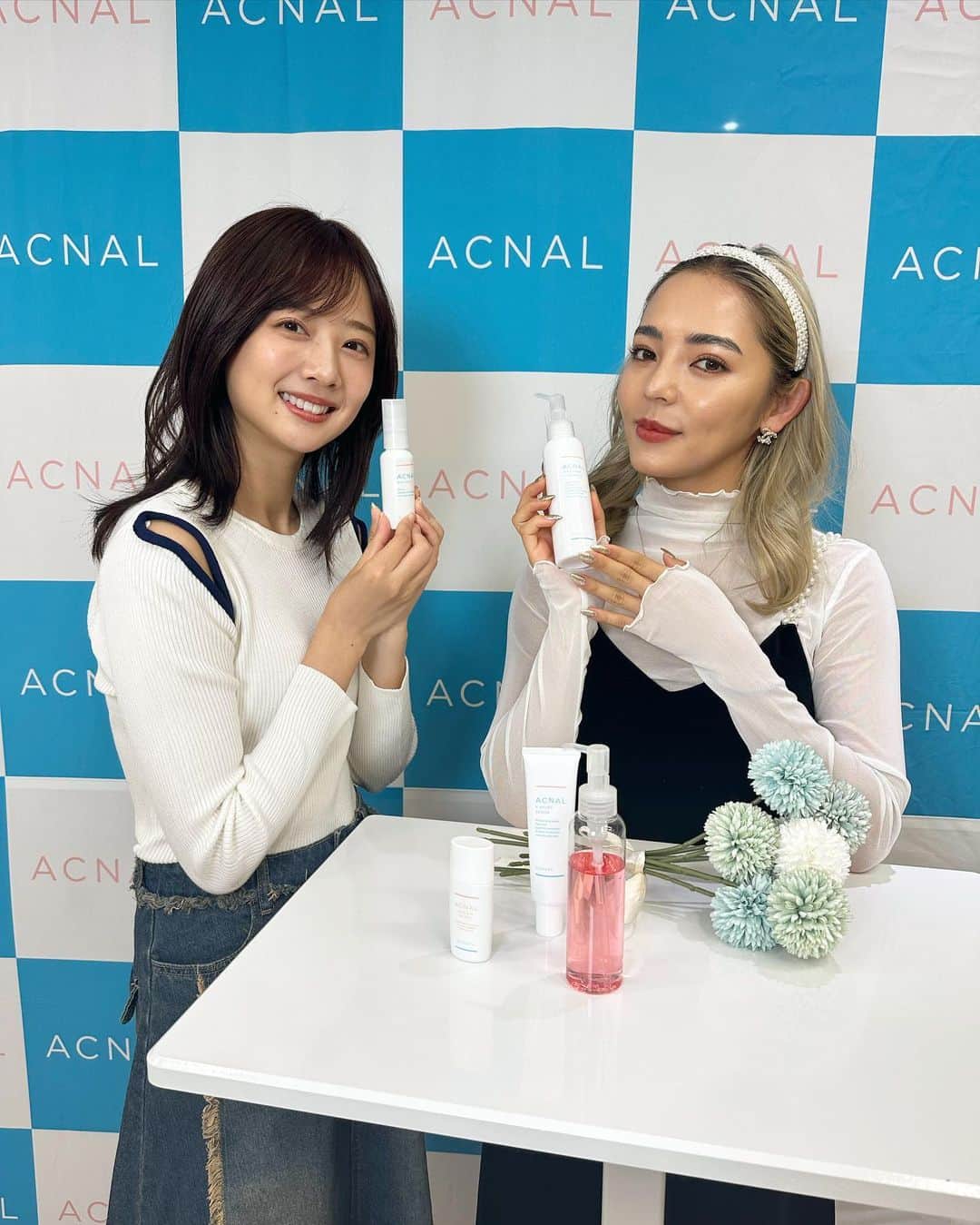 熊江琉唯さんのインスタグラム写真 - (熊江琉唯Instagram)「エレナちゃんとカフェでお喋りし倒して👶からアクナルさん @acnal_official のイベントに参加してきました✨  肌荒れをコスメでなくす事にこだわりを持ってるスキンケアブランドさんです💡 ここのクレンジングは最近ずっと使ってて、お肌に優しい上にすごく洗浄力高いの☺️ イベントでの写真は無加工でこのツヤだよ🤩  他の乳液やクッションファンデもお肌に良さそうでこれから使うの楽しみ🤍肌もっと綺麗にするぞー✨  エレナちゃんまた近いうちに会おうねん😉 リール楽しみにしてるよん😉😉（圧）  #acnal #スキンケア #スキンケア用品 #ニキビケア #肌荒れ改善 #makeup」10月24日 21時57分 - ruikumae