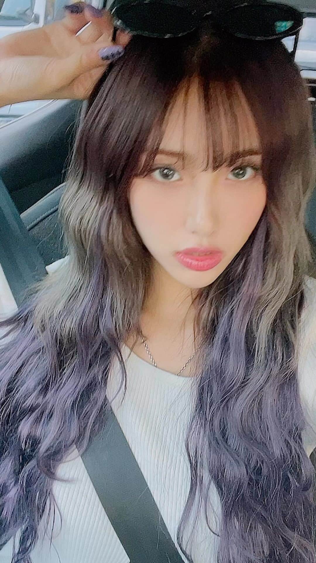 EVERGLOWのインスタグラム：「투어 연습하는 날 😘 Go With AISHA 💜 #EVERGLOW #에버글로우 #아샤 #AISHA #ALL_MY_GIRLS_IN_US  ⬇⬇⬇  Tickets : bit.ly/3E2Zevw Meet & Greet : mmt.fans/bnuY」