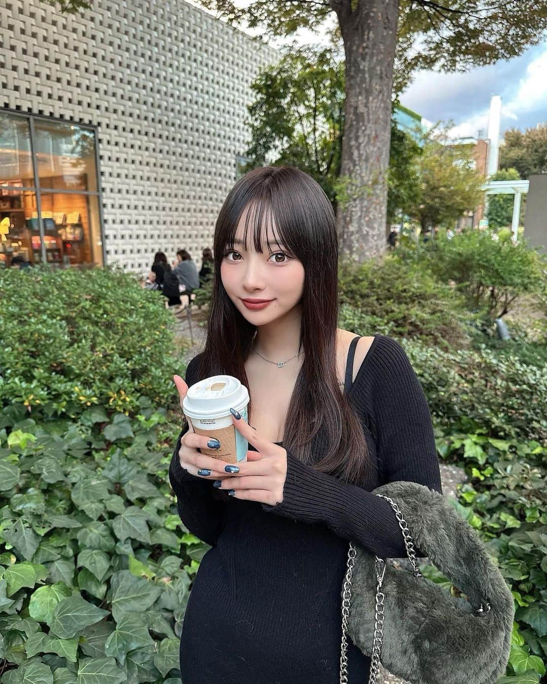 のインスタグラム：「とある休日♡ わんこ達連れて代官山行ってきた🐶♡ このワンピ身体のラインめちゃくちゃ綺麗に見えるし楽ちんなの♡着回し色々できるから最高すぎ！」