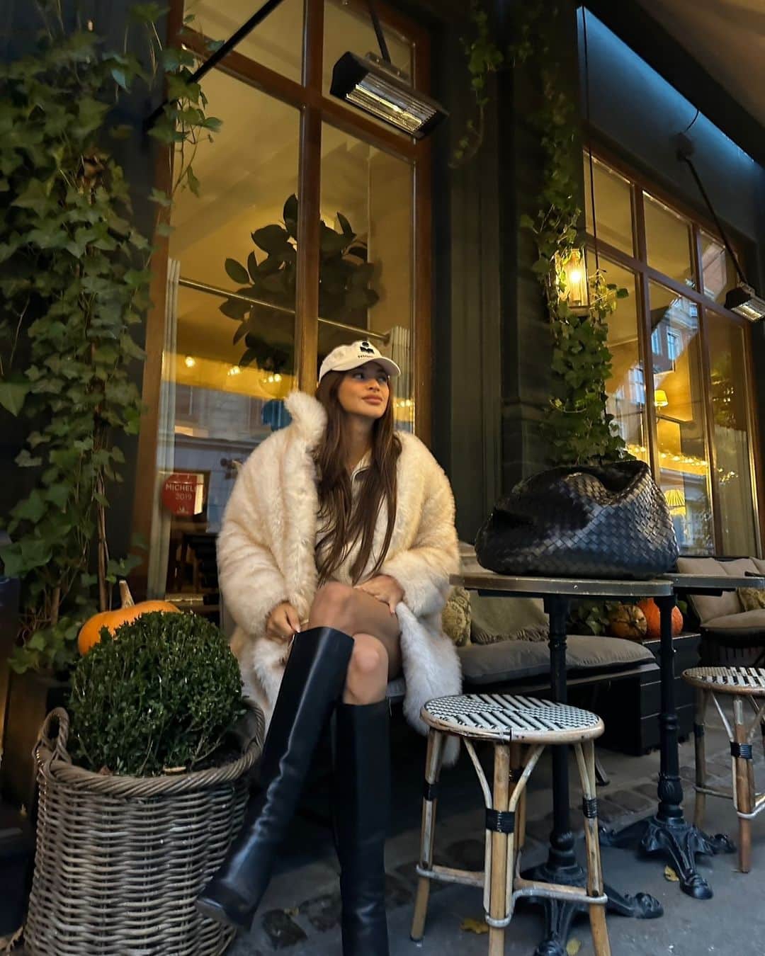 カイリー・バーゾサのインスタグラム：「Cold dump 🥶  Join my channell 👆🏼」