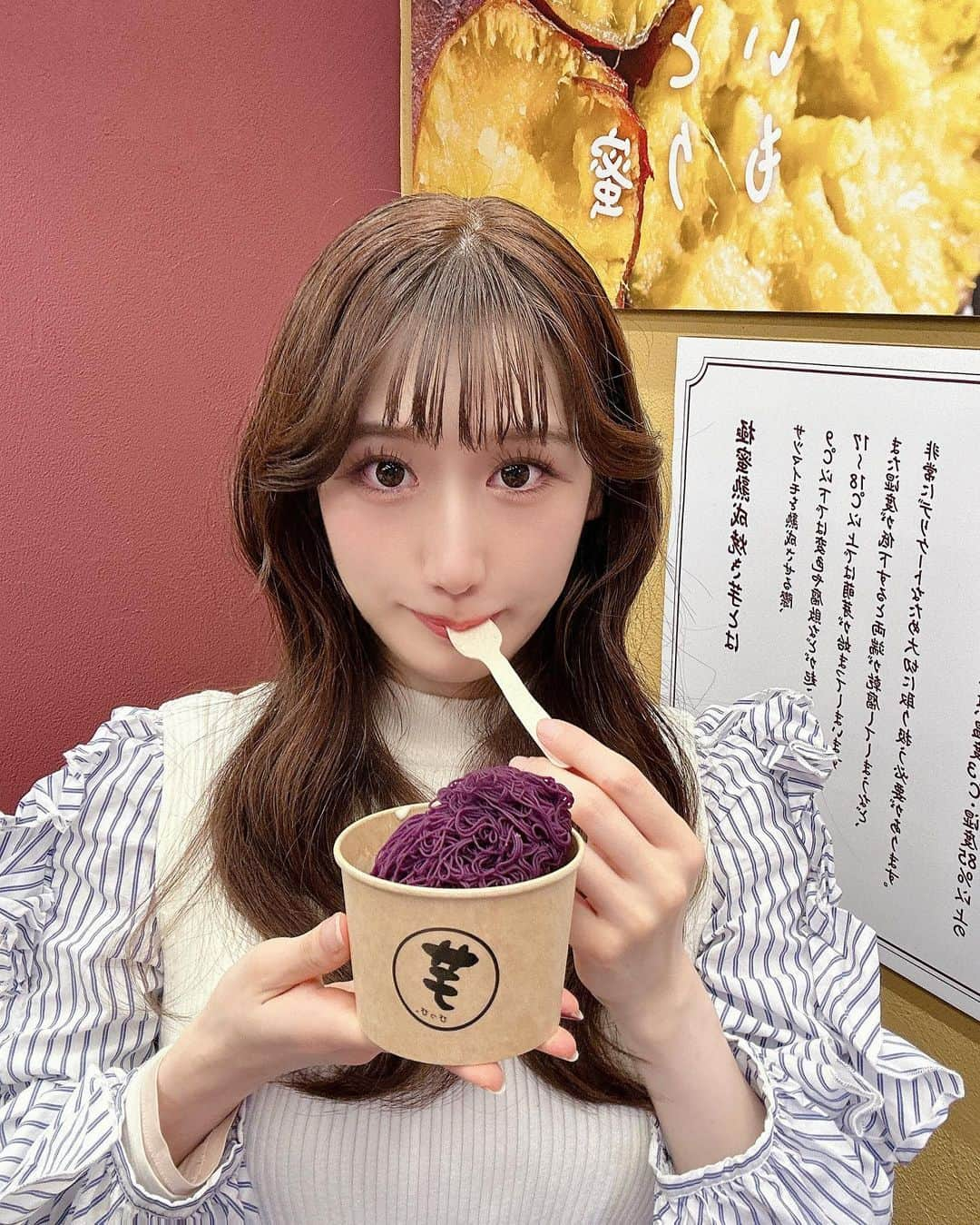 渡辺美優紀さんのインスタグラム写真 - (渡辺美優紀Instagram)「美味しいスイーツ見つけました🍠  さおちゃんと原宿で話題のさつまいもスイーツ店『芋ぴっぴ。原宿竹下通り店』(@imopipiharajuku)さんに行ってきました♡  この日食べたのが「1㎜絹糸の紫芋とアイス」  目の前で絹糸紫芋を絞ってくれるので 眺めたり撮影したりと食べる前から楽しめました☺️  極細紫芋+ホイップクリーム+バニラアイス＋焼き芋の4層構造になっていて、バニラアイスがお芋にマッチしてより美味しく感じる秘訣かと思いました✨  1番下の熟成焼き芋は、毎日さつまいも2本食べているくらい芋好きの私が今年1番美味しいと思えるくらいとっても美味しかったです🥹 焼き芋単体でも売っているみたいなので、今度買いに行こうかなと思ってるくらい🍠💓   とってもおすすめのお店なので みんなもぜひ行ってみてください⸜(*ˊᵕˋ* )⸝‬  ❥-------商品情報-------❥  商品名：1㎜絹糸の紫芋とアイス 価格：1300円(税込)  中身：極細紫芋+ホイップクリーム+バニラアイス＋熟成焼き芋の4層構造  ❥-------特徴-------❥  ・1番上に乗っている1mm絹糸紫芋は目の前で絞ってくれます✨ ・濃厚な美味しいバニラアイスがマッチしてより美味しさを引き出している ・1番下の焼き芋は「熟成3ヶ月」の甘みの強いスイーツのようなとっても美味しい焼き芋 ・店内にはイートインスペースもあり、落ち着いて味わえる☺️ ・他にも美味しそうな熟成焼き芋スイーツがたくさん🍠  ❥--------店舗情報--------❥  📍 芋ぴっぴ。原宿竹下通り店  住所  東京都渋谷区神宮前1-7-3百七十五番館ビル101 営業時間  10:30～18:30 アクセス  原宿駅竹下口徒歩3分    明治神宮前駅出口3徒歩4分   表参道駅A2出口徒歩12分  ❥------------------❥  PR @imopipiharajuku #プレゼント企画 #竹下通り #原宿 #表参道 #紫芋 #無料レンタル #ハロウィンイベント #芋ぴっぴ原宿竹下通り店ハロウィンフォトコンテストエントリー  #アイドル #フリーモデル #フリーランスモデル #フリーモデル東京 #広告モデル #ファッションモデル #ブライダルモデル #ウェディングモデル #コスプレイヤー #コスプレモデル #サロモ #サロンモデル #ポートレートモデル#被写体#ファッションショーモデル #ランウェイモデル #ビューティーモデル #美容モデル #撮影依頼募集中 #撮影依頼受付中 #japanesegirl  #cosplayer」10月24日 22時02分 - hinayurizono