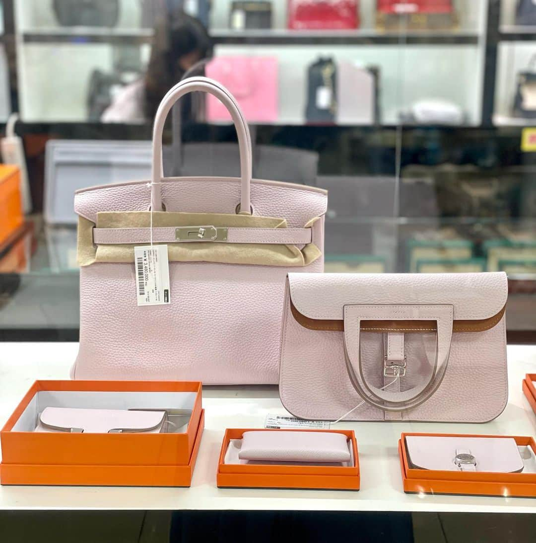 長谷川真美さんのインスタグラム写真 - (長谷川真美Instagram)「HERMES🍊  なかなか出会えない 貴重な #エルメス のバッグ達👜✨   #バーキン #ケリー #エブリン などなど… ブランドバンク銀座店で 実際に見て触れてきました☺️💓 @brandbank_ginzabag   とりあえず気になるやつ並べてもらって 囲んで撮ってもらった幸せな写真🙌 #ボリード や #ピコタン も今度触ってみたい👀  ブランドバッグの他にも #ロレックス などの時計も豊富に置いてあったよ💡 もうほんと！眼福…✨ レアなお品ばかりで圧巻すぎる💕 最近は #CHANEL の勢いもすごいよね💡 もう…欲しすぎる…！！！  お店の場所も、銀座ファイブ一階にあり アクセスも抜群〜🙌✨ Instagramやオンラインからも購入できるみたい！ YouTubeなどもされてるみたいだから ぜひ一度見てみてね▶️  実はこの写真撮った場所は LIVEスタジオになってて ここでいつも撮ってるみたい☺️ スタッフの皆さんも優しく対応してくれて とても楽しい時間でした〜💕  PR @brandbank_ginzabag  #ブランドバンク #ブランドバンク銀座店 #ブランド品 #ブランド品買取 #HERMES #🍊 #バーキン25 #バーキン30 #マトラッセ #シャネル #銀座 #ハイブランド」10月24日 22時03分 - maami.hase