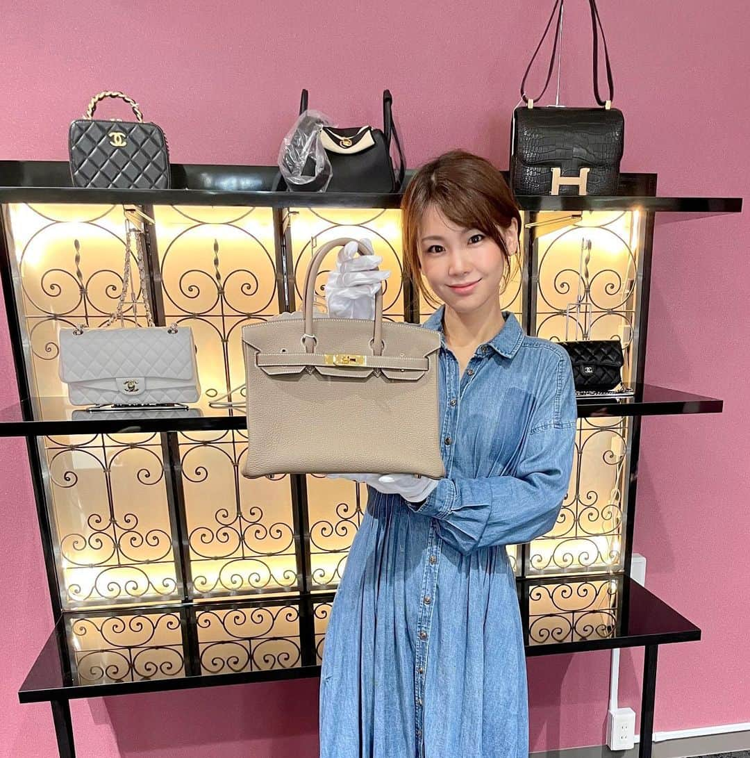 長谷川真美さんのインスタグラム写真 - (長谷川真美Instagram)「HERMES🍊  なかなか出会えない 貴重な #エルメス のバッグ達👜✨   #バーキン #ケリー #エブリン などなど… ブランドバンク銀座店で 実際に見て触れてきました☺️💓 @brandbank_ginzabag   とりあえず気になるやつ並べてもらって 囲んで撮ってもらった幸せな写真🙌 #ボリード や #ピコタン も今度触ってみたい👀  ブランドバッグの他にも #ロレックス などの時計も豊富に置いてあったよ💡 もうほんと！眼福…✨ レアなお品ばかりで圧巻すぎる💕 最近は #CHANEL の勢いもすごいよね💡 もう…欲しすぎる…！！！  お店の場所も、銀座ファイブ一階にあり アクセスも抜群〜🙌✨ Instagramやオンラインからも購入できるみたい！ YouTubeなどもされてるみたいだから ぜひ一度見てみてね▶️  実はこの写真撮った場所は LIVEスタジオになってて ここでいつも撮ってるみたい☺️ スタッフの皆さんも優しく対応してくれて とても楽しい時間でした〜💕  PR @brandbank_ginzabag  #ブランドバンク #ブランドバンク銀座店 #ブランド品 #ブランド品買取 #HERMES #🍊 #バーキン25 #バーキン30 #マトラッセ #シャネル #銀座 #ハイブランド」10月24日 22時03分 - maami.hase