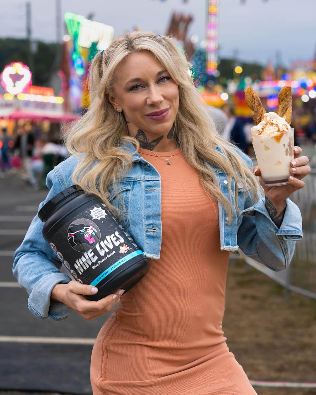 クリスティン・ポープさんのインスタグラム写真 - (クリスティン・ポープInstagram)「CHURRO SUNDAE! 🎡🍨🎠  The 2nd new flavor releasing Wednesday by @dynamicpursuit in our Nine Lives Whey Isolate! If you love a Churro like you would get at the fair, dipped in a vanilla ice cream with some caramel sauce on top…. 🤤 this flavor will be your new favorite like me!!! It would also be great for baking and including in recipes.👩🏼‍🍳  Launch day ONLY (10/25) - if you buy both of the new flavors, you will automatically get $10 off! No code needed. & VIP Text club will have more opportunities to save. 😉」10月24日 22時03分 - kris10pope