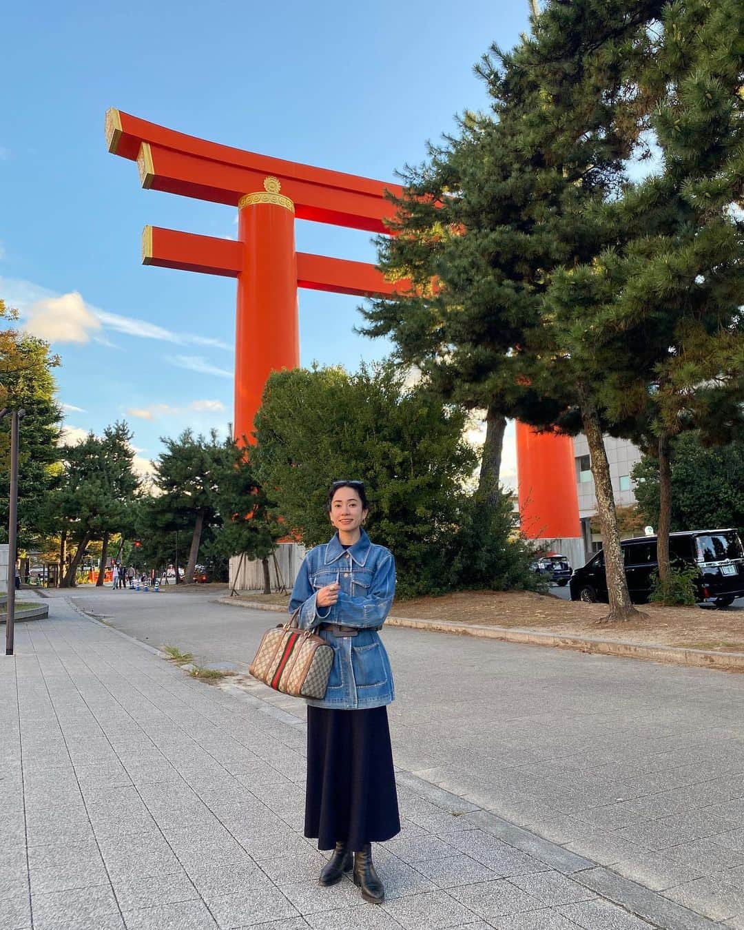 ベイカー恵利沙のインスタグラム：「Our Kyoto trip was so beautiful - part 1 🍁⛩️🏞️🦐  #えりさふく」