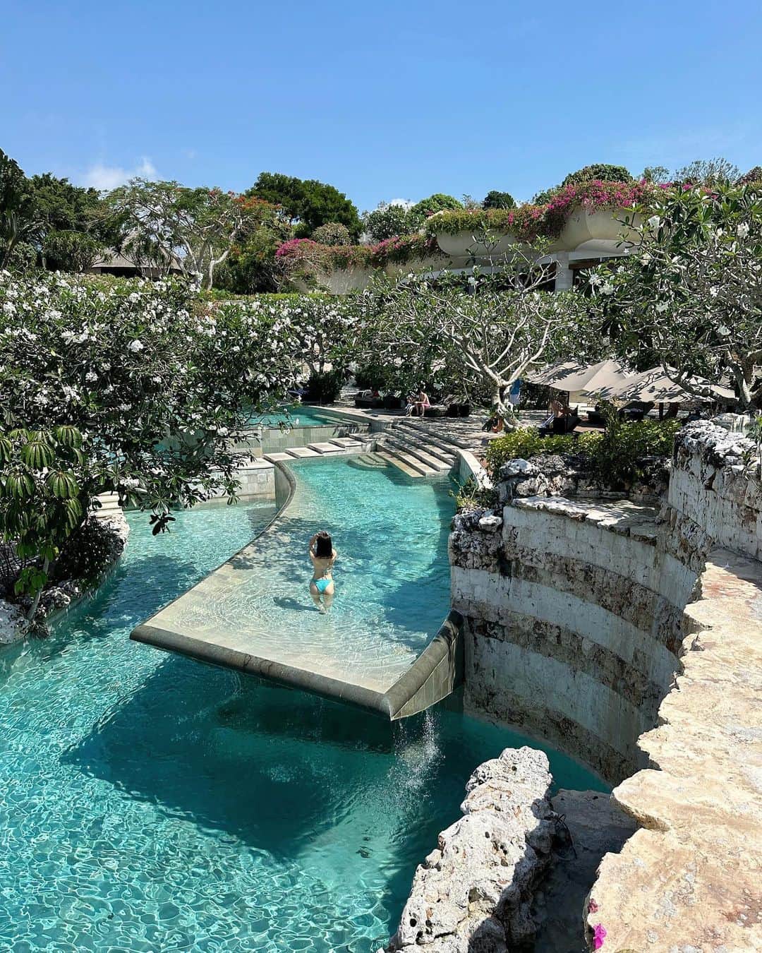 左近鈴乃のインスタグラム：「. AYANAで定番の写真も撮ってみた🏊🏻🩵  最初は、この写真はいらんかな〜 って言ってたのにみんな撮ってたから せっかくなら！と撮りたくなって、、🤣🙏🏻笑  彼氏や旦那さんが 写真撮るスポットに並んで、 みんな彼女や奥さんを撮ってて👨🏻🤳🏻👩🏼  なんだか幸せな空間だった〜☺️♡  #バリ #バリ島 #バリ旅行  #ayanaresort #ayanaresortbali」