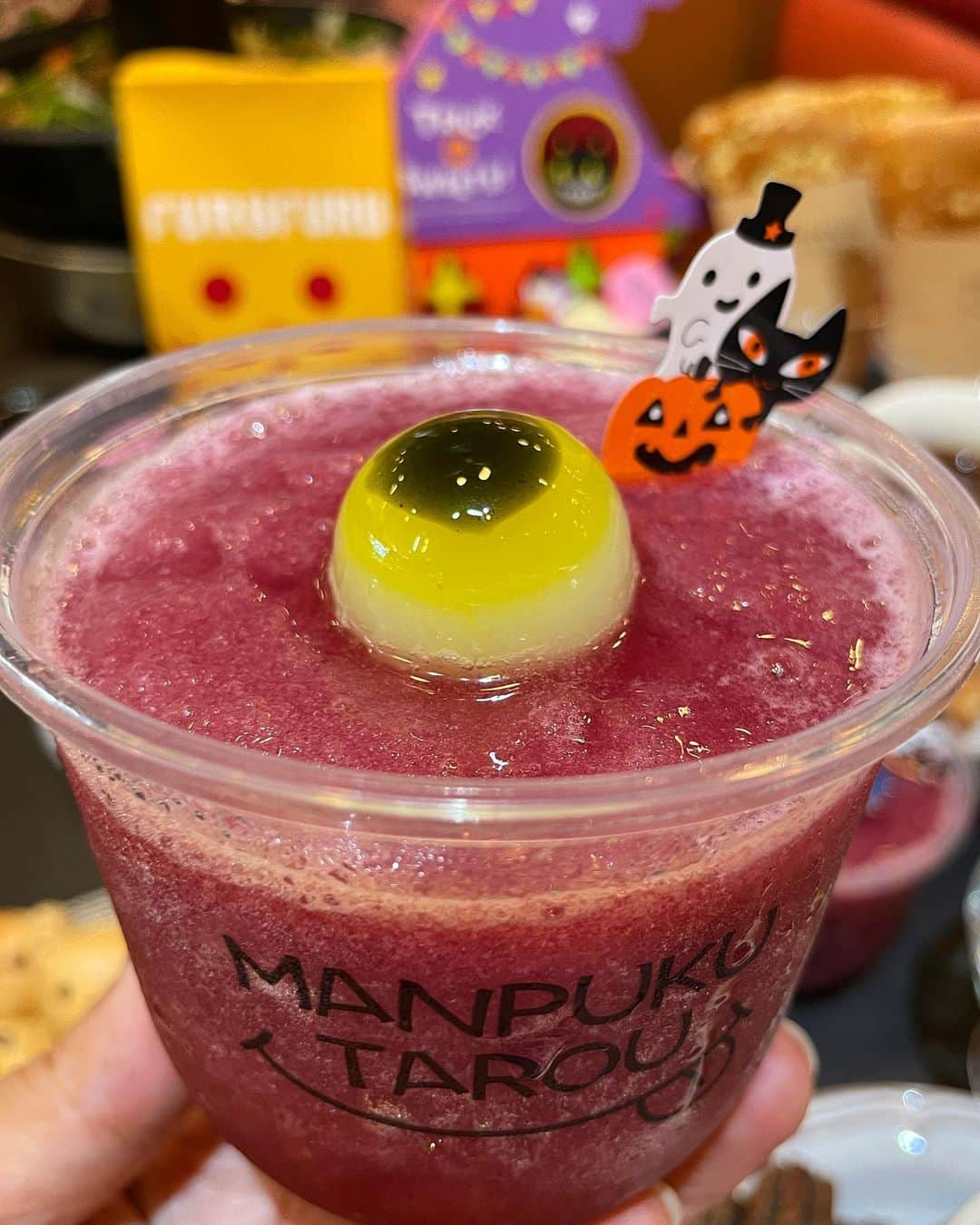 もーさんのインスタグラム：「(*˘︶˘*).｡.:*♡ ♡♡♡  毎年楽しみにしてる まんぷく太郎さんでの Halloween Party 🎃🎃 ・ 📍まんぷく太郎 東海通店 @manpukutarou.toukaidouri  ・ 新作のスイーツから ◎チュロス ◎芋くまちゃん団子串 ◎目玉ゼリー ◎Soft Shake  ◎クリーミーモンブランの粉雪  などなど ・ 流行りのスイーツならなんでもあるよ😆 ・ もちろん 焼肉もしゃぶしゃぶも♡ ・ 両方いっぺんに食べられる 特注の鉄板が新登場✨ ・ ドデカいねぎまがあって びっくり👀‼️ カットしてすきなだけ食べられる😆 ジューシーで めっちゃうま♡ ・ ブランド豚使用してるから しゃぶしゃぶもネギ巻きも美味すぎたよ〜 ・ 〆はラーメン このスープにめっちゃあうから おかわりラーメンしたよ😆 ・ 今日は モンスターこないなぁーと思ってたら 来たよ！！！ けっこう 怖いのよ😱リアルだし "きゃーきゃー"叫んじゃう🤣🤣 今年も めっちゃめっちゃ楽しめました〜( ˆОˆ )♪ ・ ・ *☼*―――――*☼*――――― ◇名古屋市港区新川町4-1-6 ◇052-659-5115 ◇11:00～22:00 *☼*―――――*☼*――――― #まんぷく太郎東海通店 #食べ放題#港区グルメ#港区食べ放題#まんぷく太郎#しゃぶしゃぶ#焼肉#映えスイーツ#名古屋食べ放題#港区ランチ#港区ディナー#ハロウィンイベント#ハロウィン#愛知グルメ#名古屋観光#ハロウィンパーティー#名古屋デート」