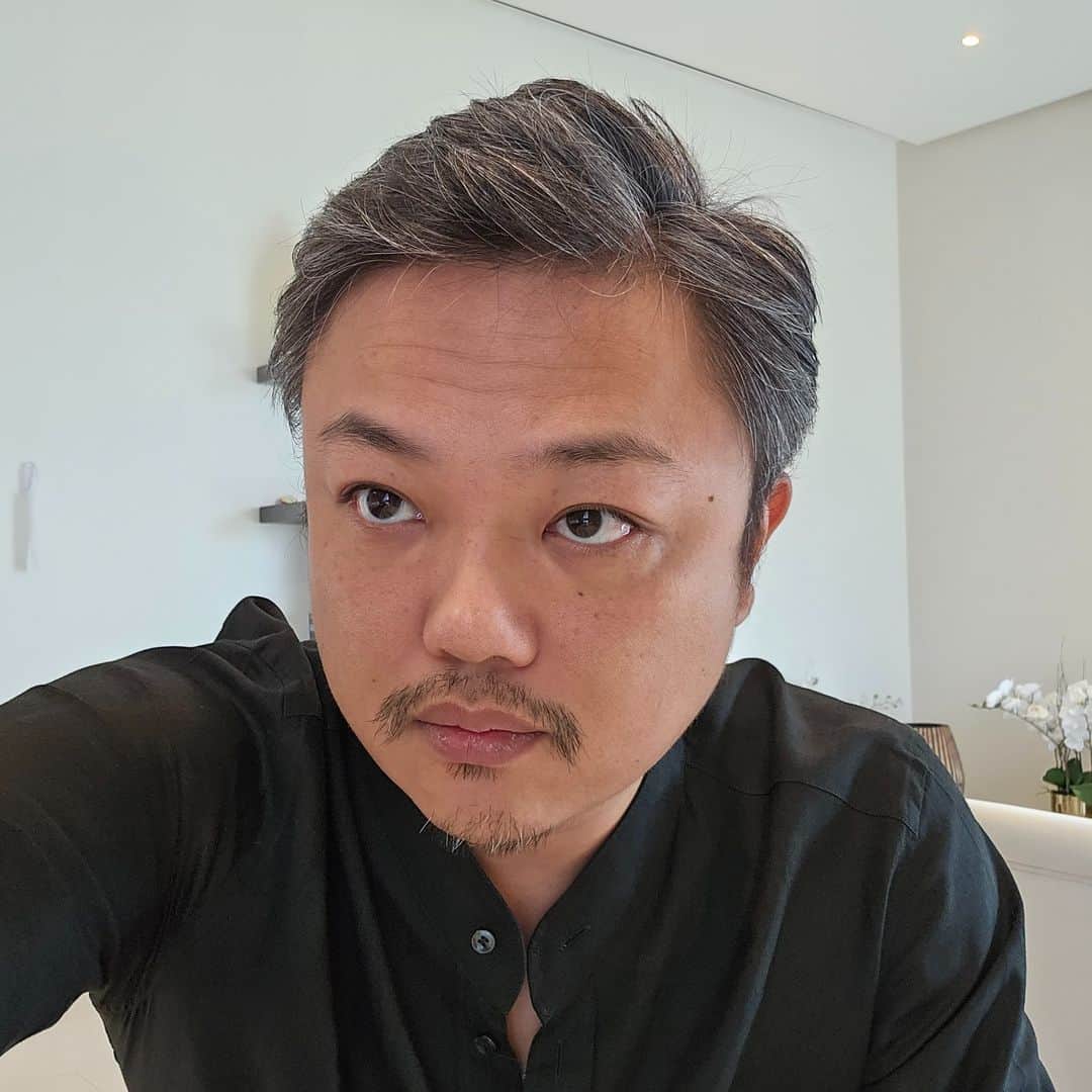 与沢翼のインスタグラム：「娘のパスポート取れたのでゴールデンビザ（10年）を申請し、1日で承認された。政府への実費として3449.75AED（約14万円）。年換算1万4千円。格安ビザ（なのに、ほぼ永住権）です。不動産200万AED（約8158万円）買って配偶者・子供も取得可能です。 ▽今週日曜セミナーします。 詳しくはYouTubeに動画アップしています(^^♪  ところで、ドバイでは仮想通貨によって物件購入代金の一部または全部を支払い可能なためCryptoの時価総額が上昇するとドバイ不動産の価格形成にも恩恵があります。一部デベロッパーは仮想通貨入金も受けていて法定通貨に換金せずクリプトのまま決済可能。一つ前の大相場ではクリプトで物件買った話をよく聞きました。」
