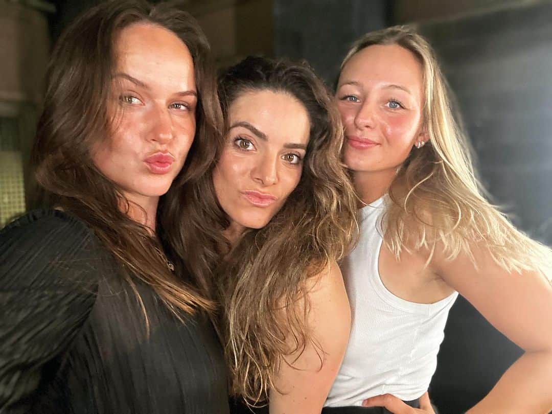 ギャビー・ロペスのインスタグラム：「😘 • 😄 • 🤪  @linngrant @emilykristinepedersen  💃💃💃」