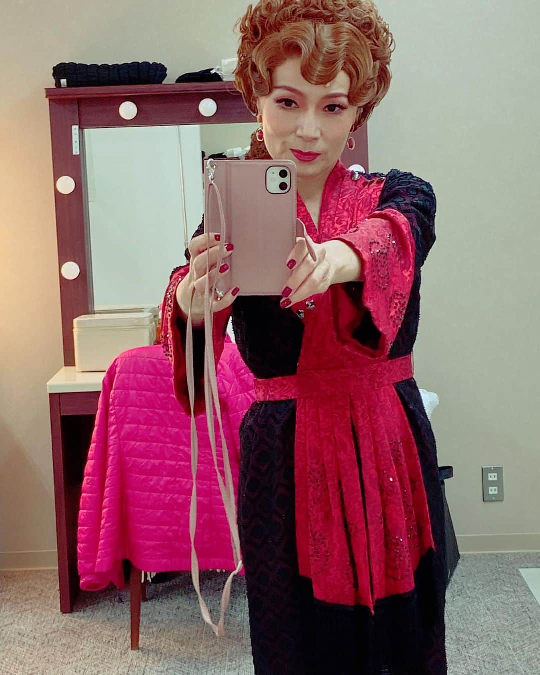 のインスタグラム：「今日も #アナスタシア ご来場ありがとう御座います♪  明日は休演日 ゆっくり大阪で と 思っていたが 来月のコンサートなどなどの お勉強しよう🎶  毎日に感謝 #マルシア  #マルシアリリー」