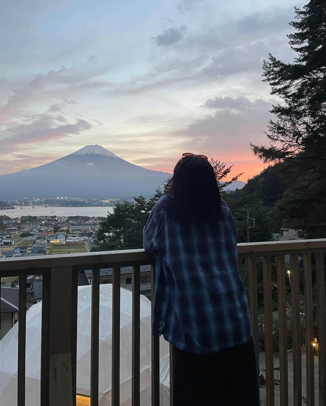 yuikoさんのインスタグラム写真 - (yuikoInstagram)「この間行ったグランピング🏕 @minenohana  目の前には富士山と河口湖🦢✨ 夜は豪華すぎるbbqとテントサウナまでついてて大満足な2日間でした♡ みんなと一緒に行けて楽しかった〜ありがとう🥰  最近履いてるとちょー褒められるスニーカーとお気に入りのハーフジップPO🫶 👟 @uniontokyo @mizuno_sportstyle_jp  @digawel_official  👕 @suwdee_official」10月24日 22時11分 - _yuiko__