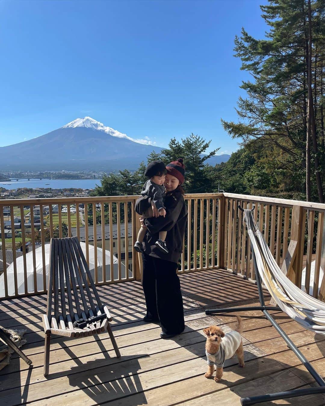 yuikoさんのインスタグラム写真 - (yuikoInstagram)「この間行ったグランピング🏕 @minenohana  目の前には富士山と河口湖🦢✨ 夜は豪華すぎるbbqとテントサウナまでついてて大満足な2日間でした♡ みんなと一緒に行けて楽しかった〜ありがとう🥰  最近履いてるとちょー褒められるスニーカーとお気に入りのハーフジップPO🫶 👟 @uniontokyo @mizuno_sportstyle_jp  @digawel_official  👕 @suwdee_official」10月24日 22時11分 - _yuiko__