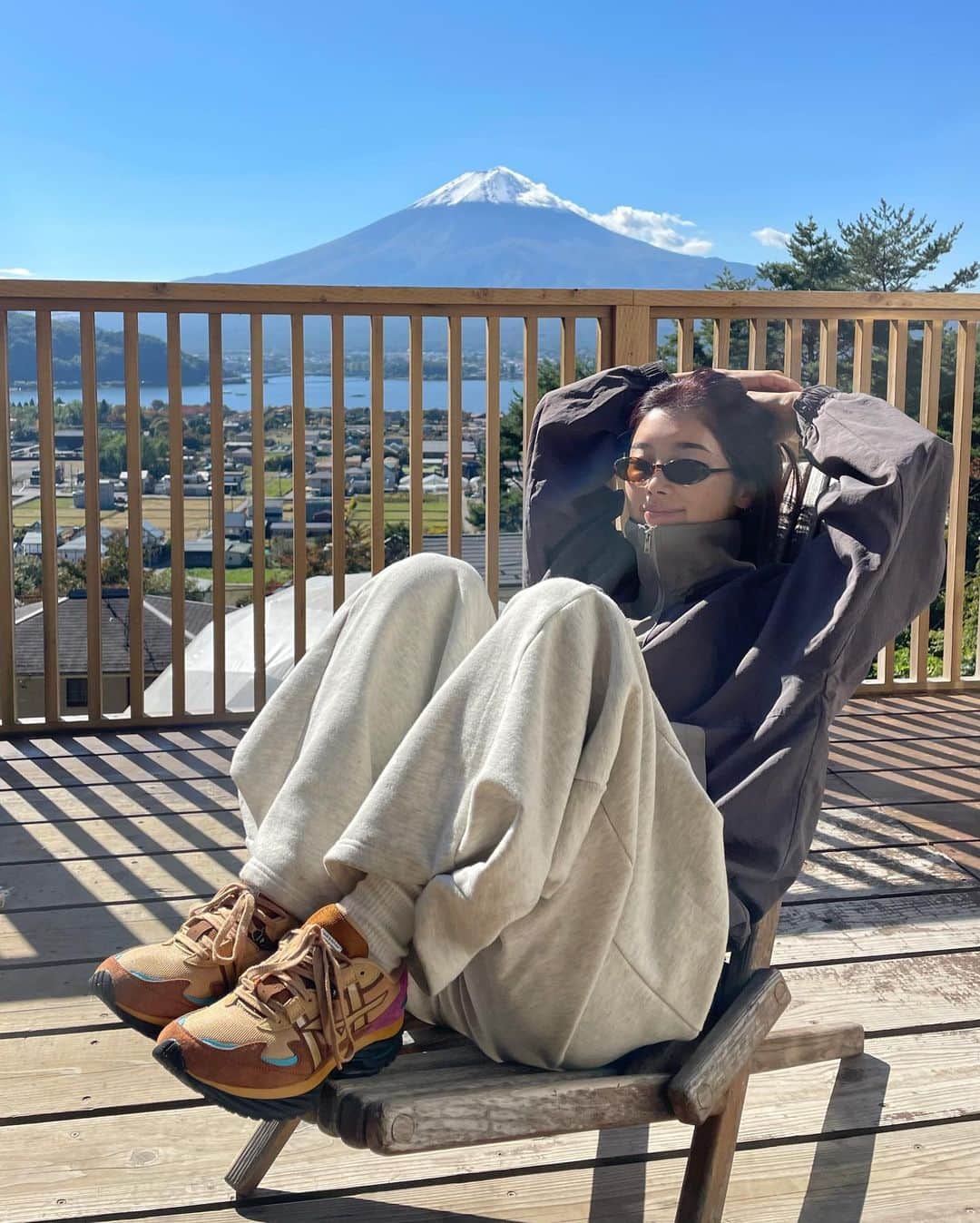 yuikoさんのインスタグラム写真 - (yuikoInstagram)「この間行ったグランピング🏕 @minenohana  目の前には富士山と河口湖🦢✨ 夜は豪華すぎるbbqとテントサウナまでついてて大満足な2日間でした♡ みんなと一緒に行けて楽しかった〜ありがとう🥰  最近履いてるとちょー褒められるスニーカーとお気に入りのハーフジップPO🫶 👟 @uniontokyo @mizuno_sportstyle_jp  @digawel_official  👕 @suwdee_official」10月24日 22時11分 - _yuiko__