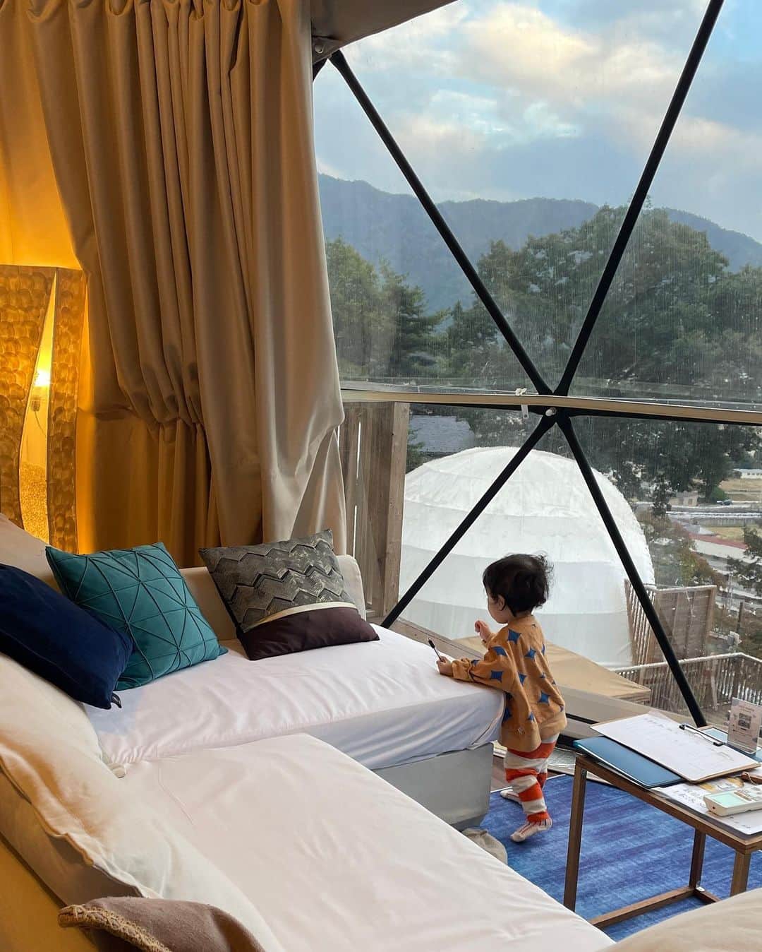 yuikoさんのインスタグラム写真 - (yuikoInstagram)「この間行ったグランピング🏕 @minenohana  目の前には富士山と河口湖🦢✨ 夜は豪華すぎるbbqとテントサウナまでついてて大満足な2日間でした♡ みんなと一緒に行けて楽しかった〜ありがとう🥰  最近履いてるとちょー褒められるスニーカーとお気に入りのハーフジップPO🫶 👟 @uniontokyo @mizuno_sportstyle_jp  @digawel_official  👕 @suwdee_official」10月24日 22時11分 - _yuiko__