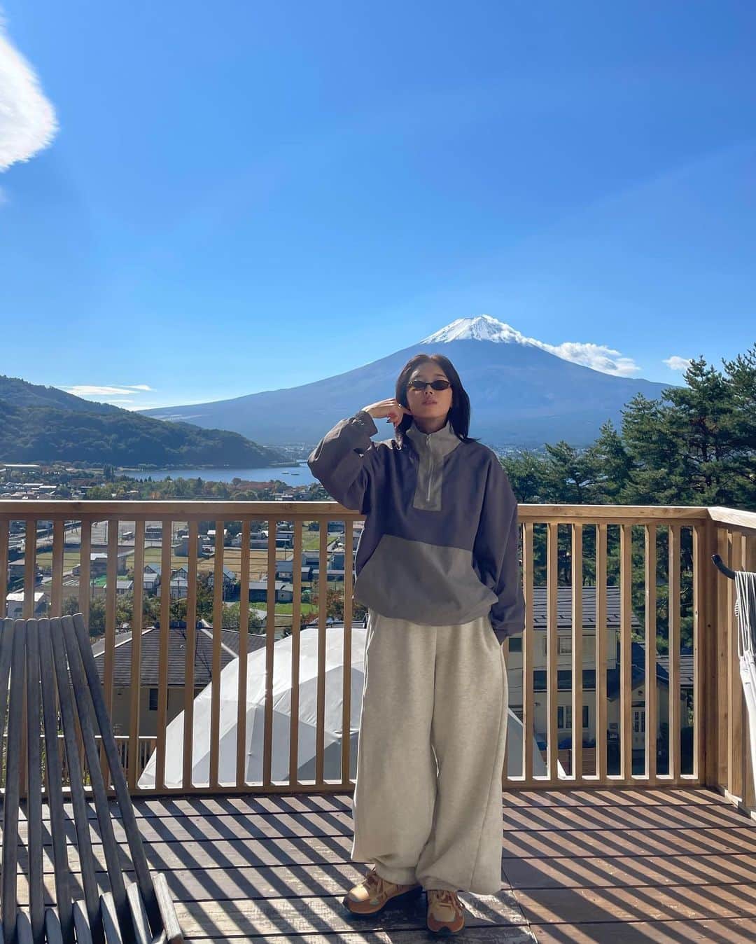 yuikoさんのインスタグラム写真 - (yuikoInstagram)「この間行ったグランピング🏕 @minenohana  目の前には富士山と河口湖🦢✨ 夜は豪華すぎるbbqとテントサウナまでついてて大満足な2日間でした♡ みんなと一緒に行けて楽しかった〜ありがとう🥰  最近履いてるとちょー褒められるスニーカーとお気に入りのハーフジップPO🫶 👟 @uniontokyo @mizuno_sportstyle_jp  @digawel_official  👕 @suwdee_official」10月24日 22時11分 - _yuiko__