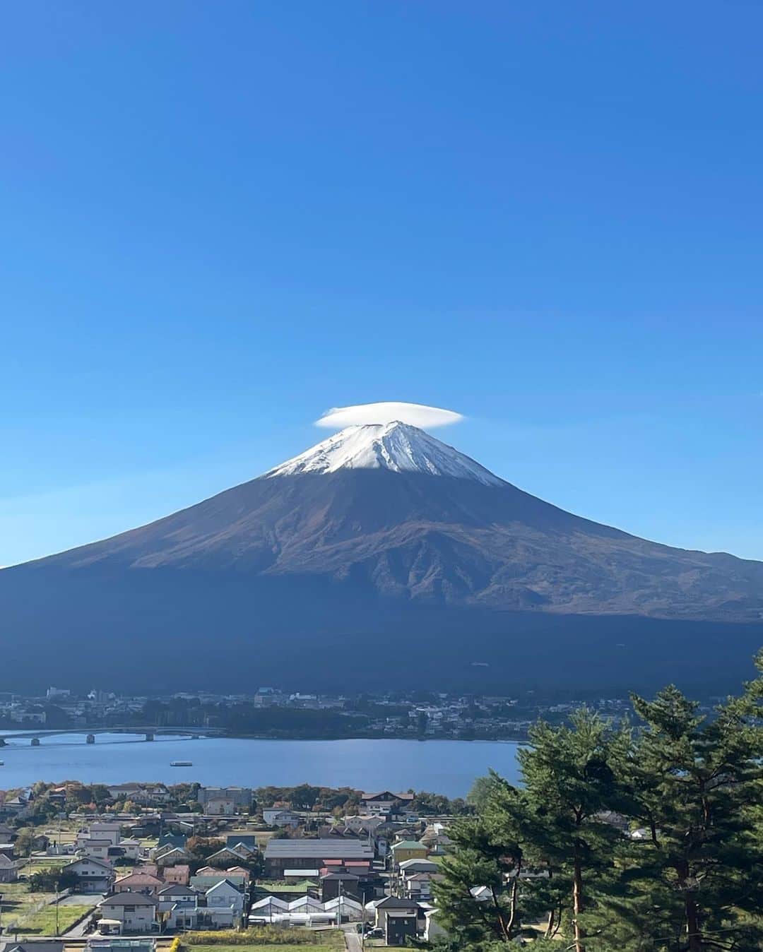 yuikoさんのインスタグラム写真 - (yuikoInstagram)「この間行ったグランピング🏕 @minenohana  目の前には富士山と河口湖🦢✨ 夜は豪華すぎるbbqとテントサウナまでついてて大満足な2日間でした♡ みんなと一緒に行けて楽しかった〜ありがとう🥰  最近履いてるとちょー褒められるスニーカーとお気に入りのハーフジップPO🫶 👟 @uniontokyo @mizuno_sportstyle_jp  @digawel_official  👕 @suwdee_official」10月24日 22時11分 - _yuiko__