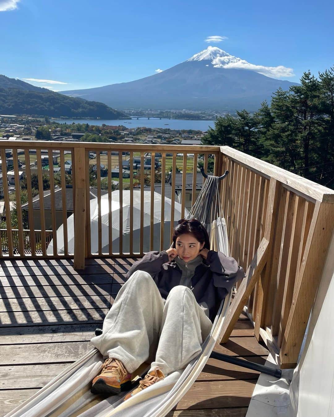 yuikoさんのインスタグラム写真 - (yuikoInstagram)「この間行ったグランピング🏕 @minenohana  目の前には富士山と河口湖🦢✨ 夜は豪華すぎるbbqとテントサウナまでついてて大満足な2日間でした♡ みんなと一緒に行けて楽しかった〜ありがとう🥰  最近履いてるとちょー褒められるスニーカーとお気に入りのハーフジップPO🫶 👟 @uniontokyo @mizuno_sportstyle_jp  @digawel_official  👕 @suwdee_official」10月24日 22時11分 - _yuiko__