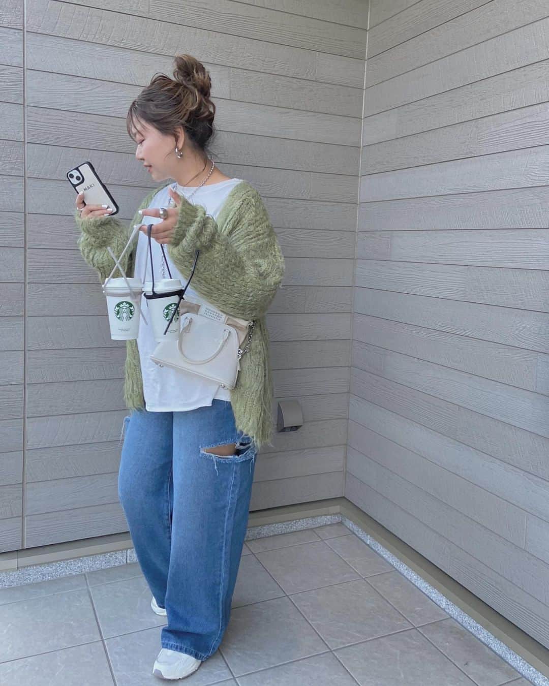 mmmaaakkkiiikkkoooのインスタグラム：「一気に秋🍂 カーディガンにあたたかい飲み物☕️  ドリンクのテイクアウトに◎#PR @keitsuexp_official オリジナルデザイン カップホルダー🥤  タピオカミルクティーや、スターバックスコーヒーなどなどいろいろなドリンクを持ち歩くのにめちゃ便利でオシャレ✨✨ アイス、ホット両方とも使用できるよ~💛  ストローの収納空間もあるのも嬉しい☺️  カラーもかわいいのばかり😍 詳しくはストーリーからチェックしてみて下さい🏷️ . . . .  #ドリンクカップホルダー#便利グッズ#お出かけ#ママコーデ#ママファッション#大人カジュアル#カジュアルコーデ#シンプルコーデ#モノトーンコーデ #ootd#outfit#locari#partegram #プチプラコーデ#40代コーデ#30代コーデ#大人女子#インスタ映え#韓国ファッション#レディースファッション#プチプラ#プチプラファッション」