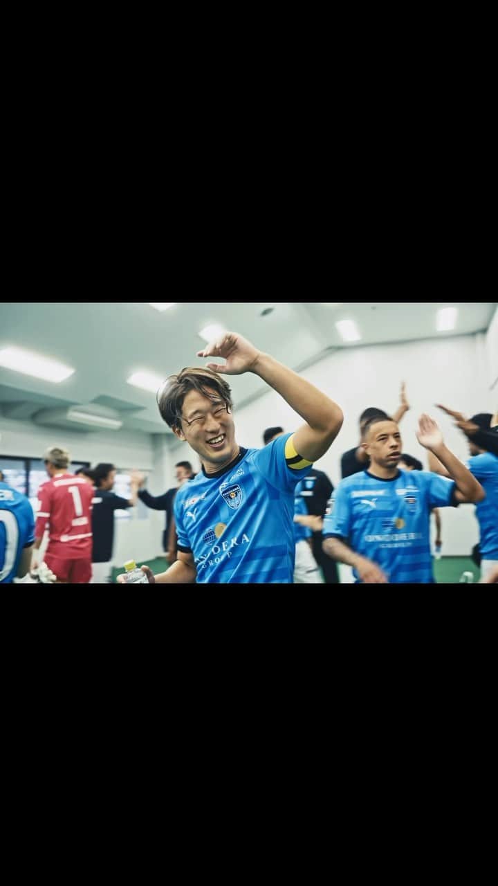 横浜FCのインスタグラム：「フルバージョンは横浜FC公式YouTubeチャンネルから🎥  #INSIDESTORY 2023 Vol.24を公開！  苦しい試合をチーム、サポーター全員で乗り越え掴んだ勝点3。  残りは4試合。  選手は更なる勝利への執念を。 サポーターはさらに大きな声や拍手で後押しを。  #yokohamafc #横浜FC #Jリーグ #JLEAGUE #HAMABLUE #ニッパツ三ツ沢球技場」