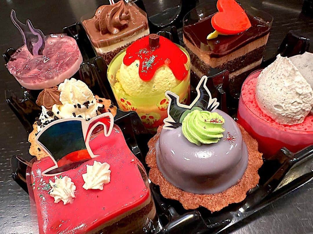 二ノ宮知子のインスタグラム：「今日は長男の誕生日🎂 ちょうど試験が終わった次男のリクエストでたこ焼きパーティーをして、ハロウィンケーキで誕生日も祝いました。いとうちゃん、プレゼント🎁ありがとう！！！ 15歳という事でつい「盗んだバイクで走り出すー🎵」を歌ってしまいましたが、うちの子は盗みそうになくて良かったです。でも、そういえば私は15の時.家のバイクに乗っていました🙄 しかもガス欠になり、近所のスタンドで給油したら、家に通報されました。すみませんでした。」
