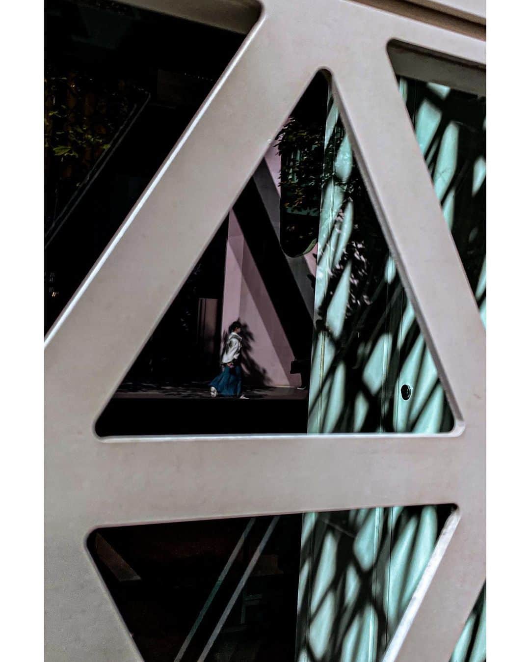 kazhixさんのインスタグラム写真 - (kazhixInstagram)「Tokyo Rhapsody  -Light and shadow in the reflection inside the triangle-  shot on iphone12  #ShotoniPhone #apple #instagram  #igersjp #HelloFrom Tokyo #ファインダー越しの私の世界  #tokyocameraclub #mst_photo #daily_photo_jpn #tokyoartsandculture #JapanCityBlues #TokyoTokyo #streetfinder #eyephotomagazine #cinema_streets  #urbanromantix #street_avengers #streetleaks #sublimestreet #streets_storytelling #storyofthestreet #streetsgrammer #streetmoment #voidtokyo  #streetgrammers #shadow_magazine #subshooters」10月24日 22時12分 - kazhix