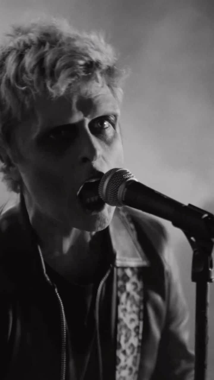 Green Dayのインスタグラム：「New album Saviors, out January 19th, 2024. “The American Dream Is Killing Me” is out now. Watch the full video on Youtube.   Lots more coming sooner than you think aka Nov 2nd 😉🚫🧠🚌」