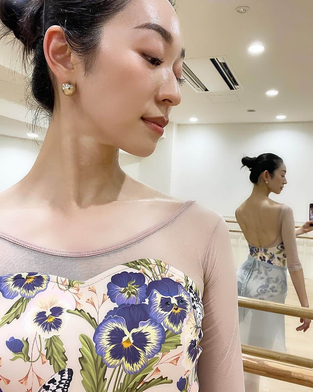 熊澤枝里子さんのインスタグラム写真 - (熊澤枝里子Instagram)「・ ballet time🩰 新しいレオタード。 私にしては珍しい柄で少し甘めなデザイン。 @unoa08  パンジーの中に🐈が隠れているのです🥰  #ballet #バレエ」10月24日 22時14分 - kumazawa_eriko