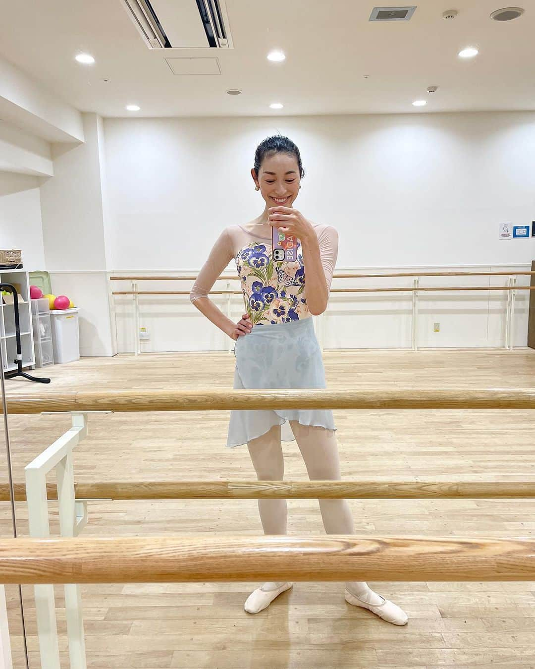 熊澤枝里子さんのインスタグラム写真 - (熊澤枝里子Instagram)「・ ballet time🩰 新しいレオタード。 私にしては珍しい柄で少し甘めなデザイン。 @unoa08  パンジーの中に🐈が隠れているのです🥰  #ballet #バレエ」10月24日 22時14分 - kumazawa_eriko