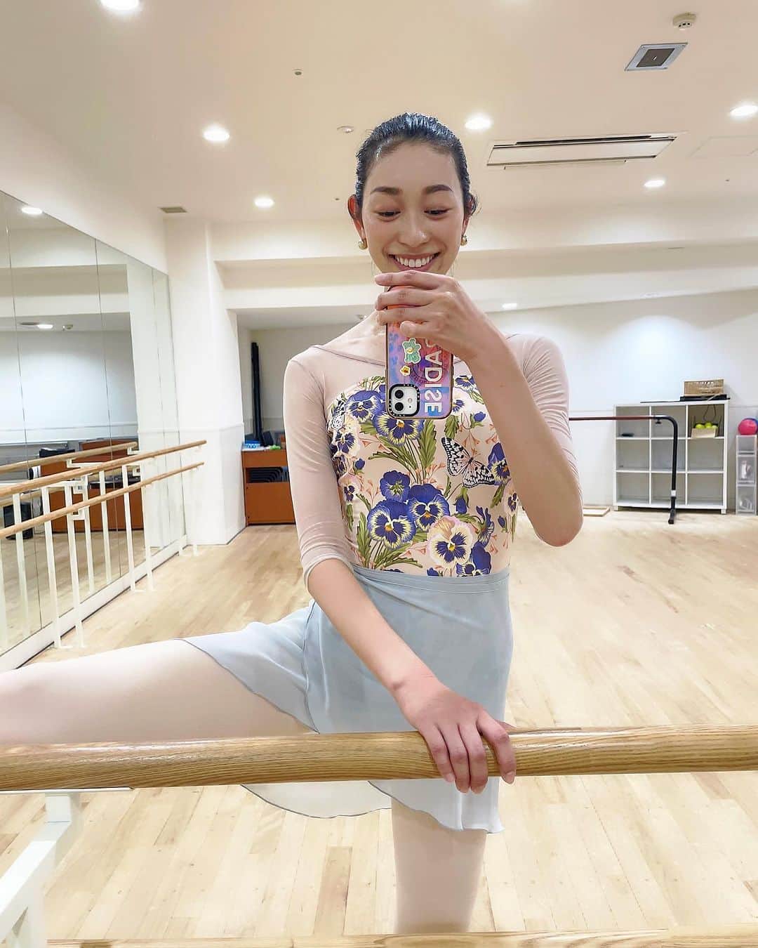 熊澤枝里子のインスタグラム：「・ ballet time🩰 新しいレオタード。 私にしては珍しい柄で少し甘めなデザイン。 @unoa08  パンジーの中に🐈が隠れているのです🥰  #ballet #バレエ」