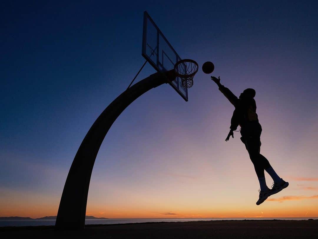 のインスタグラム：「"Two of my passions in photography are street and sports, with basketball being my favourite. When I had the opportunity to test out the new GFX100 II, I knew instantly that street basketball would be the ideal challenge to explore its new capabilities.   "This camera’s autofocus system intrigued me as it promises to handle unpredictable and fast-moving actions while allowing me to capture the artistic essence of this sport played on the streets." 🏀   📸: @hosula_photography  #GFX100II GF20-35mmF4 R WR f/4, ISO 2000, 1/1000 sec.」