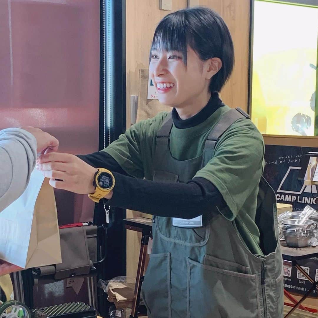 かほなんのインスタグラム：「1枚目は先日のCAMP LINK岐阜店　一日店長かほなん👍  🏝️イベントのお知らせ🏝️ 10/29(日) バローフェスティバル  会場:ホームセンターバロー稲沢平和店 @outdoor.hcvalor.inazawaheiwa   【1部】 トークショー10:30～11:00 お渡し会11:00～12:30  【2部】 トークショー14:00～14:30 お渡し会14:30～16:30  トークショー観覧無料/写真撮影OK  グッズお渡し会は「お会計→お渡し会時間にお渡し」の流れです！ (整理券は朝の混雑を避けるためのものなので、10時以降に来てもグッズ購入&お渡し会参加出来ます☺️)  (雷鳥飯盒の販売については私も知らされていない事が多く……質問をいただいてもおこたえできずごめんなさい🙏)  イベント詳細はこちら！→ @outdoor.hcvalor.inazawaheiwa   美味しいものも盛りだくさん！ 見るものいっぱい！ 愛知でお待ちしておりますー!!  #さばいどる #かほなん」