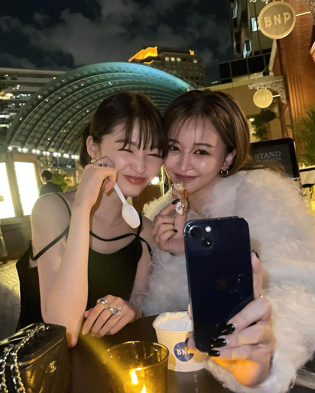 白倉あやのインスタグラム：「最近よく会う〜♡一緒に海外も行きたいね〜って話してた〜✈️最後可愛すぎるからみて〜📸 TOÉ のベロアワンピも似合ってる〜♡」