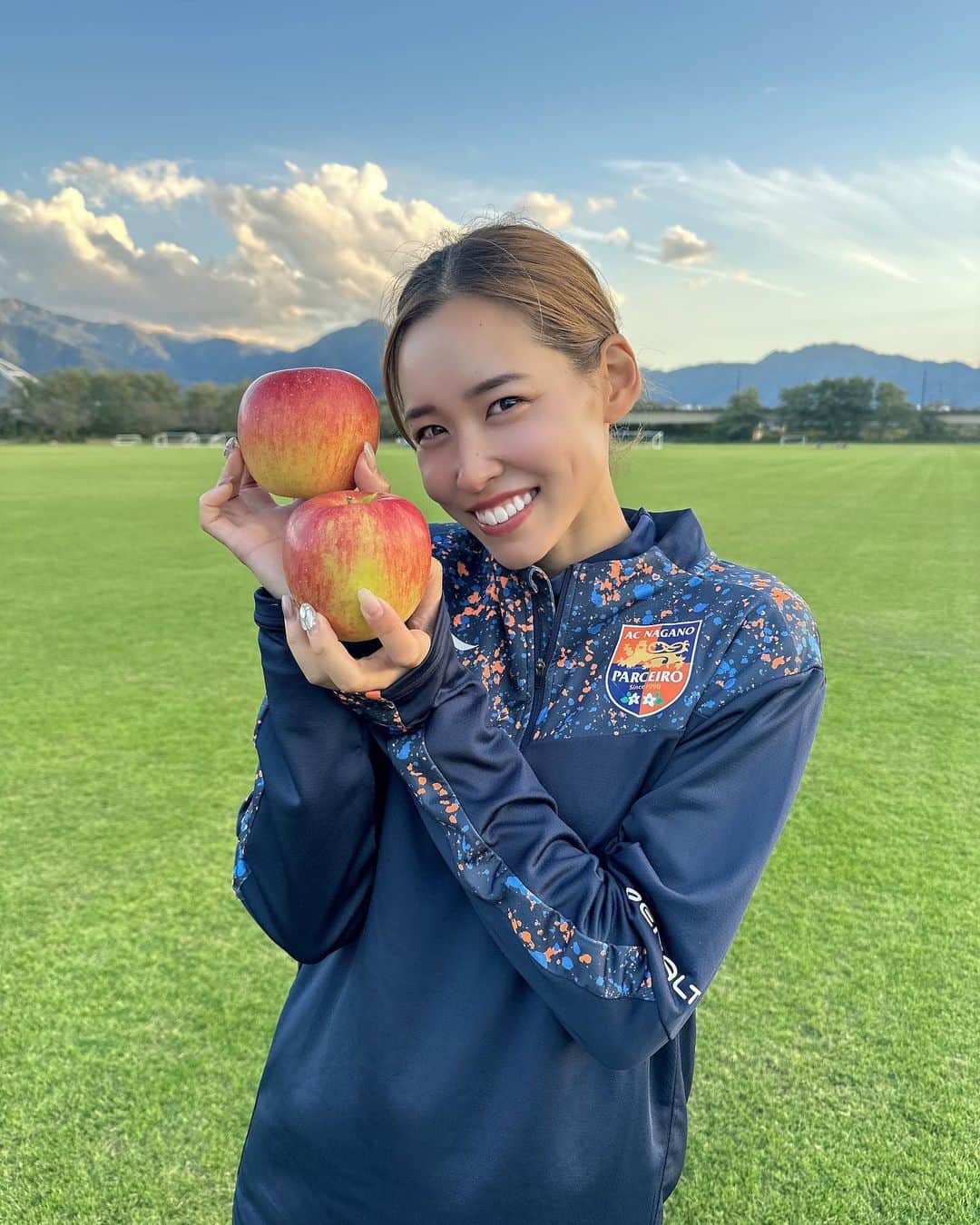 のインスタグラム：「⁡ ⁡ ・ ⁡ 飯綱町様より 美味しいりんご🍎をいただきました❤️ ⁡ ⁡ 毎年ありがとうございます🥺🥺🥺💕 ⁡ ⁡ 私のタウンパートナーでもある飯綱町のリンゴ🍎 真っ赤でめちゃくちゃ美味しそうです🫶 ⁡ ⁡ ⁡ #WEリーグ#nagano #acnpladies #パルセイロレディース#7#三谷沙也加 #🍎ショット #顔ウザめ多いよね」