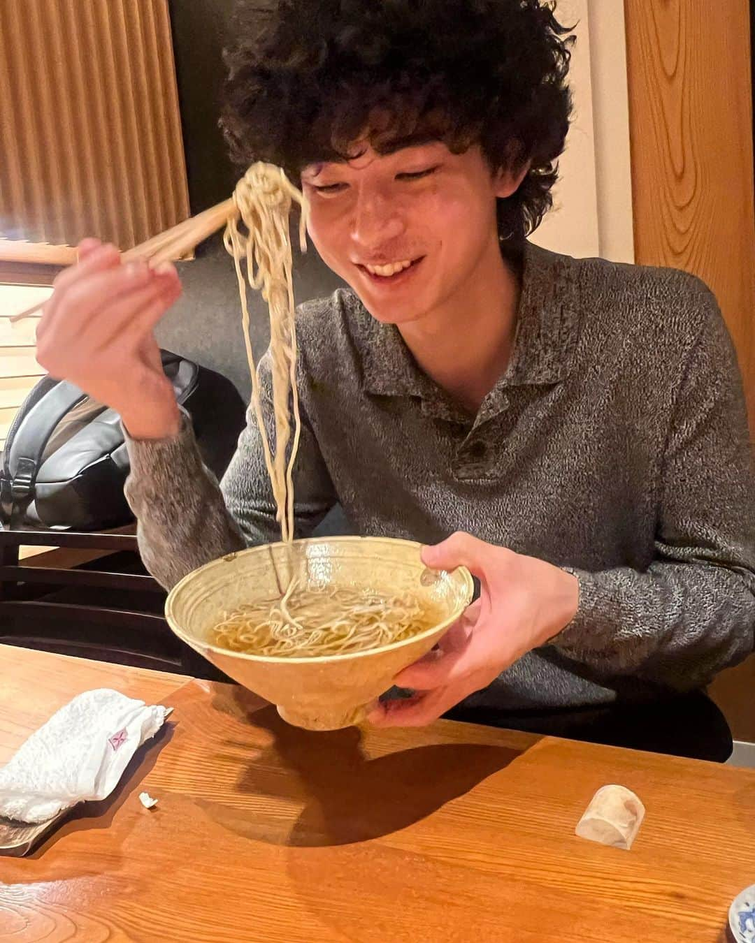 豊田裕大さんのインスタグラム写真 - (豊田裕大Instagram)「この間、社長とマネージャーさんとご飯に行きました。人生で初めて「ムッシュ」と言われました。びっくりです！(Ꙭ)  もっと話したいし、意見を交わせるのであれば交わしたいなって言う時間でした。  ムッシュ、1つかと思いきや欲張ってお蕎麦を2つも頂きました‪！！」10月24日 22時22分 - yudai_toyoda_official