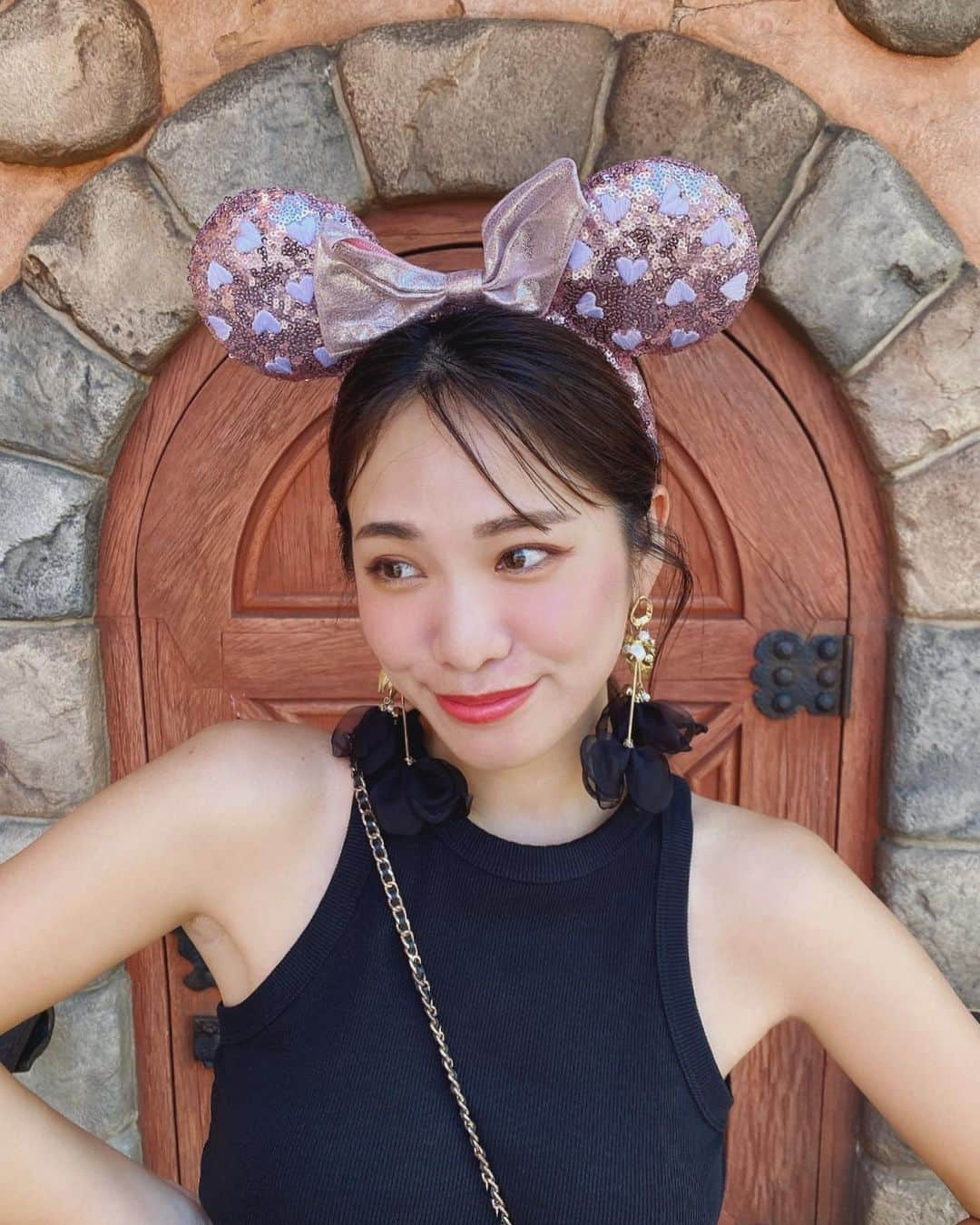 藤森マリナのインスタグラム：「Tokyo Disney Land💫✨ ハロウィンばーじょん🎃🧡  ⠀ ⠀ ⠀ 気がつけば10月もあと1週間 いや、まだまだ暑くない？！ ちなみにディズニー行ったこの日の気温は 余裕で34℃でした🫠 寒くなるのはやだけど 秋服は着たいのに、ね😂🤎🍁  ⠀ ⠀ ⠀ 明日からはじまる ジャパンモビリティショー出演しますので 明日以降Twitterやストーリーの更新 楽しみにしていてください❤️←ﾋﾝﾄ  ⠀ ⠀ ⠀  ⠀ ⠀ ⠀ #tokyodisneyland#disney#disneyland#disneyoutfit#東京ディズニーランド#まりなはんコーデ#美肌ケア#ハーブピーリング#クリスティーナ#東京観光#東京モーターショー#ジャパンモビリティショー#japanmobilityshow#藤森マリナ」