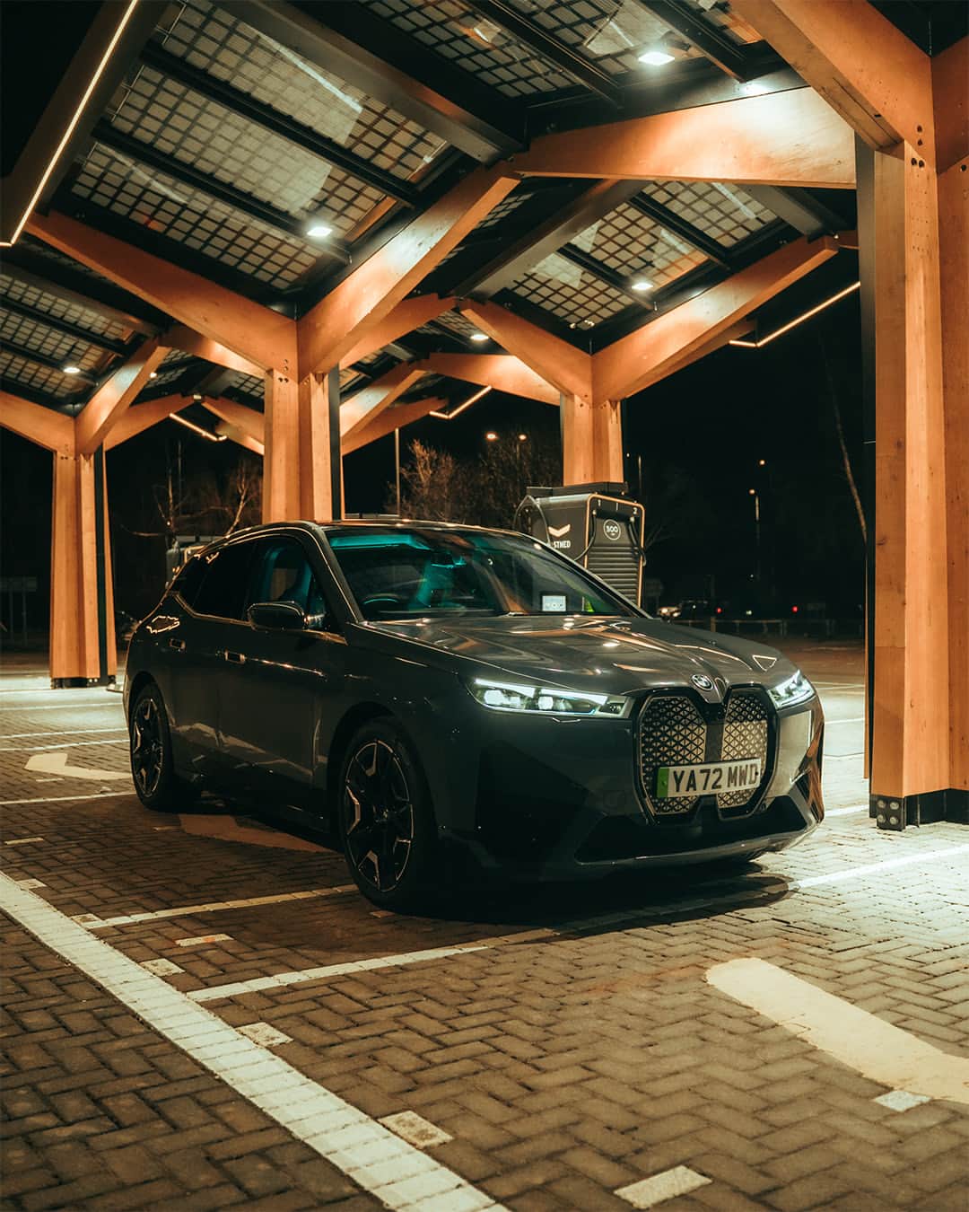 のインスタグラム：「The glow of innovation ⚡️ 📸: @n.takes #BMWRepost   The BMW iX.  #THEiX #BMW #iX」