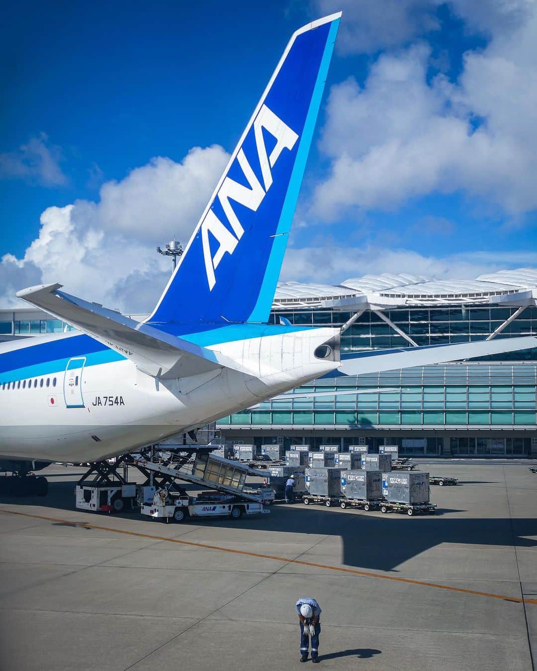 All Nippon Airwaysのインスタグラム：「We bow because transporting you is the bow on top for us.  #AllNipponAirways #FlyANA  📷: Thank you to @nabe_54 for the incredible photo!」