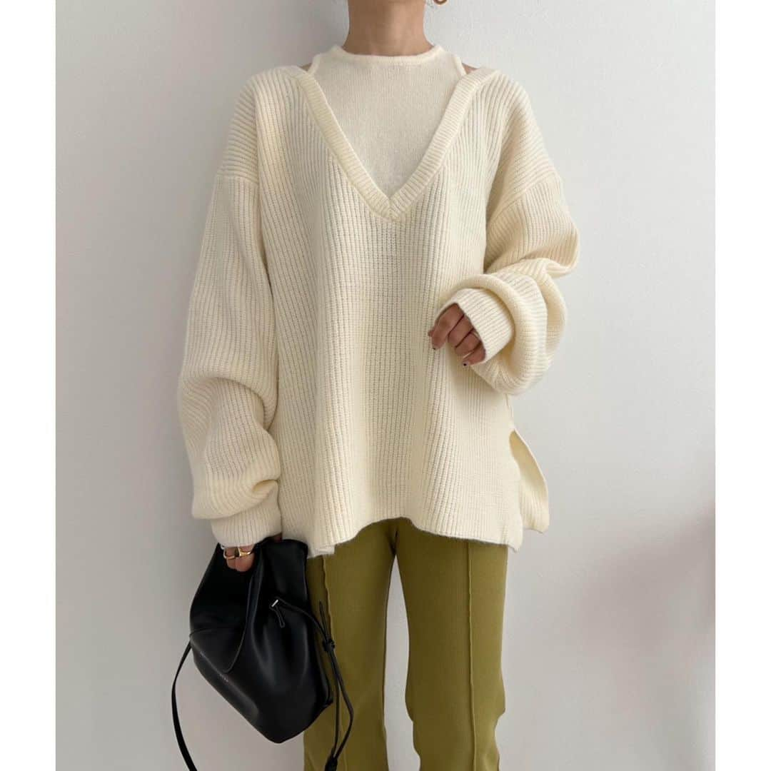 selectshop amieさんのインスタグラム写真 - (selectshop amieInstagram)「販売中♡  アメスリドッキングknit ¥5990-  着丈　約66㎝ 身幅　約56㎝ 袖丈　約53㎝  model身長 // 150cm  ---✂︎-----✂︎-----✂︎--- 低身長向けのお洋服 販売しております❤︎ @amie__1201  ぜひフォローお願いします☺︎ ---✂︎-----✂︎-----✂︎---  #低身長コーデ #低身長 #低身長ファッション #低身長女子 #低身長ママ  #プチプラコーデ #150cmコーデ #30代コーデ #おちびコーデ #148cmコーデ #149cmコーデ  #春コーデ #春服 #小柄コーデ #小柄女子 #小柄ファッション #小柄ママ #大人女子コーデ #低身長大人女子 #アラフォーママ #アラフォーコーデ #サイドカットデニム」10月24日 22時31分 - amie__1201