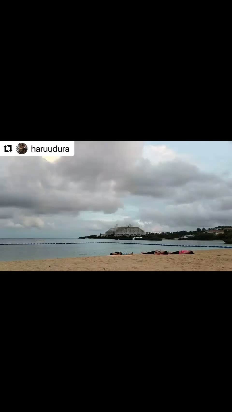 金子エミのインスタグラム：「懐かしい！ありがとう！ 中学生の時からの友達と毎年沖縄へ 旅をしていた時〜 最近はなかなか行けていない。。  海で朝ヨガ🧘‍♂️🧘🧘‍♀️最高だったなぁ！ また行きたいなぁ！🌊✈️🌅🏝👙」