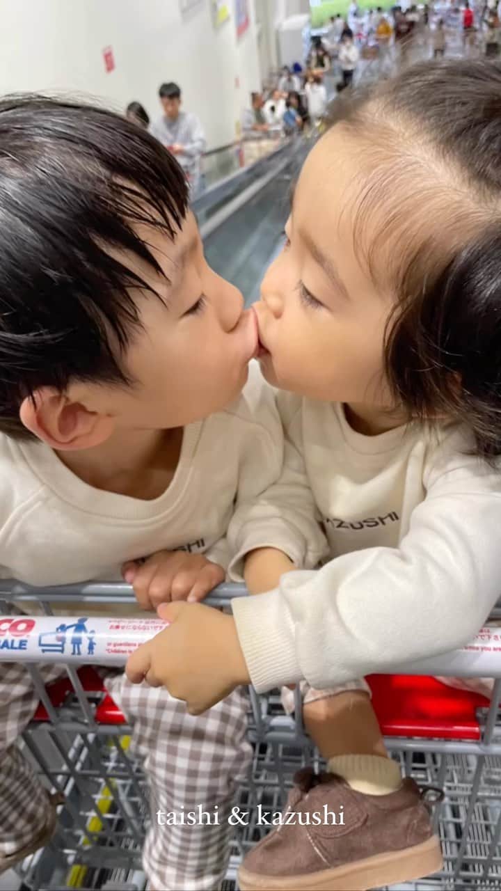 NikawaAsuka のインスタグラム：「ここ最近のふたり👶👦🤍  #兄弟 #3歳 #2歳 #男の子 #男の子ママ」