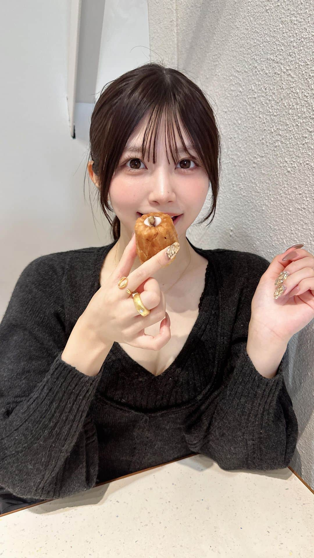 茄子はるのインスタグラム：「スイーツは世界を救う🧁🤍  とっても素敵なカフェに出会えたの「カヌレ」じゃなくて「パヌレ」がお店の1押て聞いたからパヌレ食べてきたー🤤🤍  何を食べてもこんなに美味しいカフェあるの？！…  あと焼き菓子もケーキも抹茶ラテ何も頼んだんだけど全部美味しすぎたーっ🫖💞  うーん食べ過ぎ。☺️  ・  #mrbakeman #oshiage #japanesecafe #Japanesegirl #パヌレ #カフェ #スイーツ巡り #スイーツ女子 #焼き菓子」