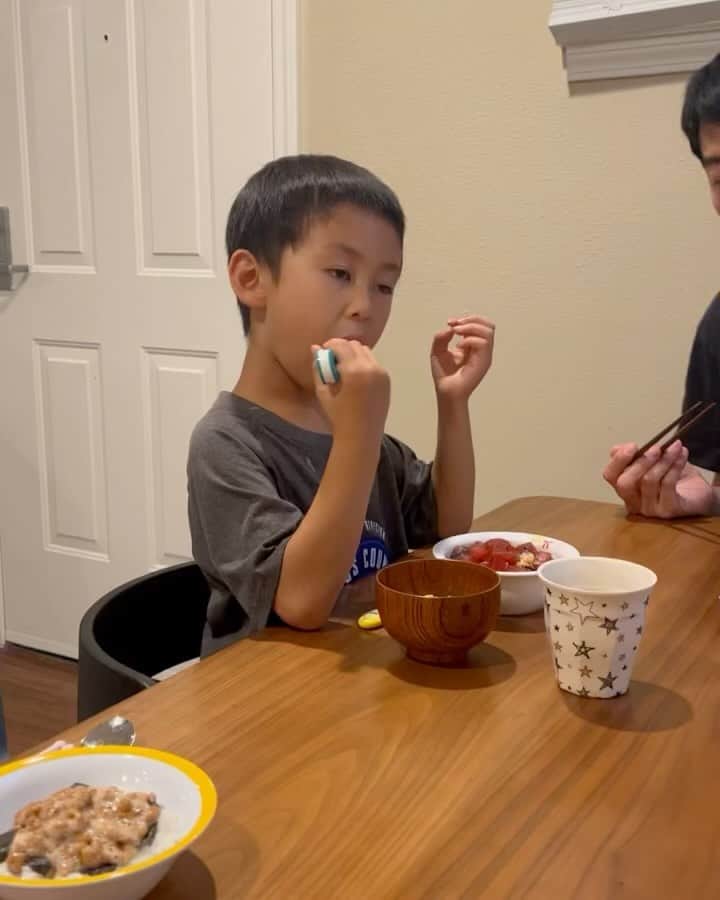 珠華ゆふのインスタグラム：「好きなものを食べる2人。 ①Weee!のマグロがお得で脂は乗ってなかったから漬け丼に✨じゅんじゅんには しょっぱいと言われたけど笑 美味しかった😋じゅんじゅんが好きなものはお寿司、おでん、お蕎麦…渋い ②お友達のお弁当に入ってたのが羨ましかったようで、ずーーっとキウイが食べたいとリクエストされてました😂嬉しそうに食べる和華  #メンタル #メンタルコーチング #メンタルトレーニング #宝塚 #宝塚og #宝塚受験 #バレエ #フィギュアスケート #パフォーマンスアップ #サンフランシスコ #ベイエリア #アメリカ生活」