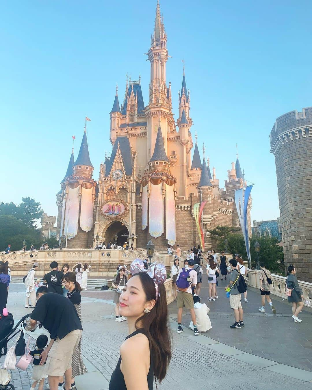 藤森マリナさんのインスタグラム写真 - (藤森マリナInstagram)「Tokyo Disney Land💫✨ ハロウィンばーじょん🎃🧡  ⠀ ⠀ ⠀ 気がつけば10月もあと1週間 いや、まだまだ暑くない？！ ちなみにディズニー行ったこの日の気温は 余裕で34℃でした🫠 寒くなるのはやだけど 秋服は着たいのに、ね😂🤎🍁  ⠀ ⠀ ⠀ 明日からはじまる ジャパンモビリティショー出演しますので 明日以降Twitterやストーリーの更新 楽しみにしていてください❤️←ﾋﾝﾄ  ⠀ ⠀ ⠀  ⠀ ⠀ ⠀ #tokyodisneyland#disney#disneyland#disneyoutfit#東京ディズニーランド#まりなはんコーデ#美肌ケア#ハーブピーリング#クリスティーナ#東京観光#東京モーターショー#ジャパンモビリティショー#japanmobilityshow#藤森マリナ」10月24日 22時34分 - maaarina0806