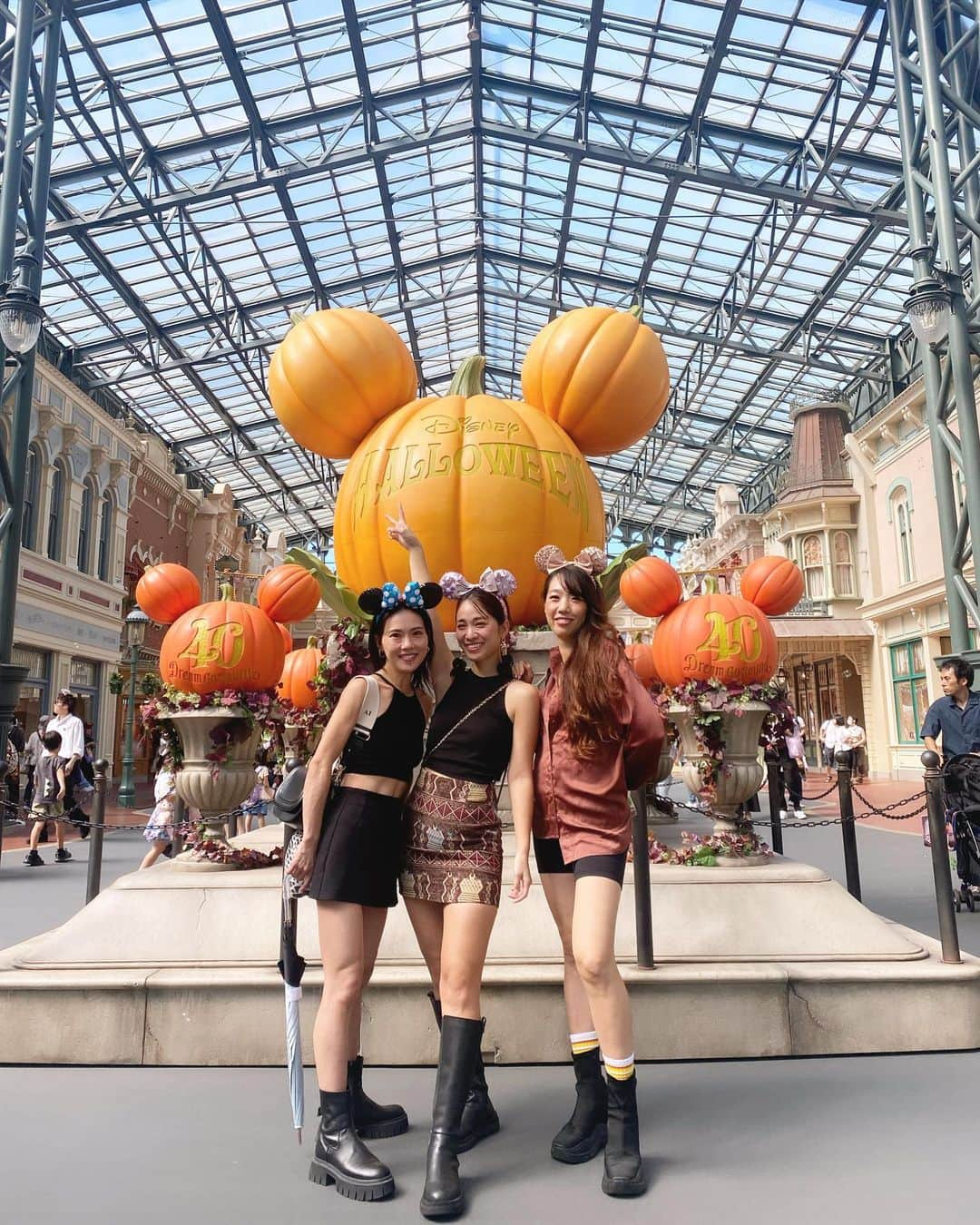 藤森マリナさんのインスタグラム写真 - (藤森マリナInstagram)「Tokyo Disney Land💫✨ ハロウィンばーじょん🎃🧡  ⠀ ⠀ ⠀ 気がつけば10月もあと1週間 いや、まだまだ暑くない？！ ちなみにディズニー行ったこの日の気温は 余裕で34℃でした🫠 寒くなるのはやだけど 秋服は着たいのに、ね😂🤎🍁  ⠀ ⠀ ⠀ 明日からはじまる ジャパンモビリティショー出演しますので 明日以降Twitterやストーリーの更新 楽しみにしていてください❤️←ﾋﾝﾄ  ⠀ ⠀ ⠀  ⠀ ⠀ ⠀ #tokyodisneyland#disney#disneyland#disneyoutfit#東京ディズニーランド#まりなはんコーデ#美肌ケア#ハーブピーリング#クリスティーナ#東京観光#東京モーターショー#ジャパンモビリティショー#japanmobilityshow#藤森マリナ」10月24日 22時34分 - maaarina0806