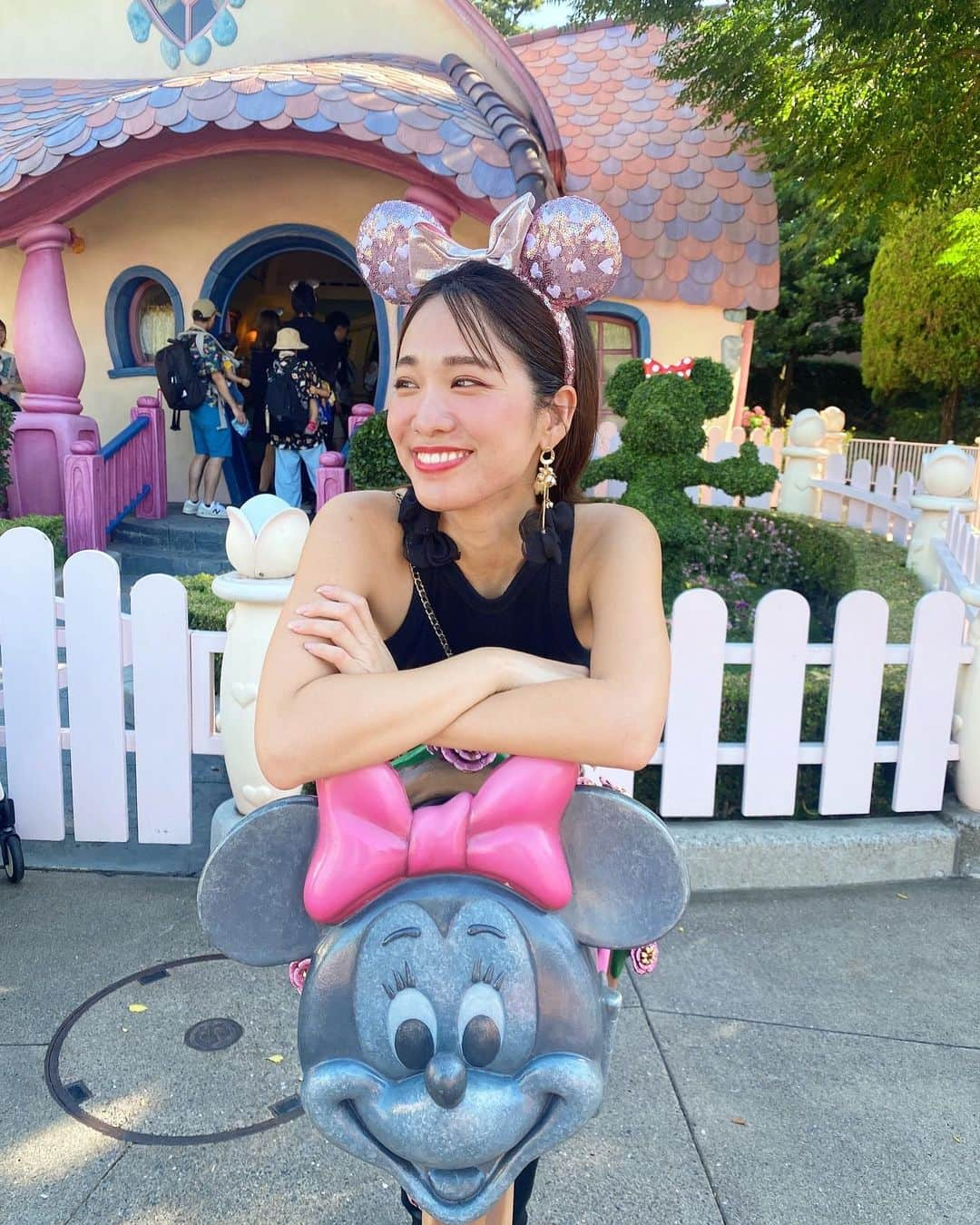 藤森マリナさんのインスタグラム写真 - (藤森マリナInstagram)「Tokyo Disney Land💫✨ ハロウィンばーじょん🎃🧡  ⠀ ⠀ ⠀ 気がつけば10月もあと1週間 いや、まだまだ暑くない？！ ちなみにディズニー行ったこの日の気温は 余裕で34℃でした🫠 寒くなるのはやだけど 秋服は着たいのに、ね😂🤎🍁  ⠀ ⠀ ⠀ 明日からはじまる ジャパンモビリティショー出演しますので 明日以降Twitterやストーリーの更新 楽しみにしていてください❤️←ﾋﾝﾄ  ⠀ ⠀ ⠀  ⠀ ⠀ ⠀ #tokyodisneyland#disney#disneyland#disneyoutfit#東京ディズニーランド#まりなはんコーデ#美肌ケア#ハーブピーリング#クリスティーナ#東京観光#東京モーターショー#ジャパンモビリティショー#japanmobilityshow#藤森マリナ」10月24日 22時34分 - maaarina0806